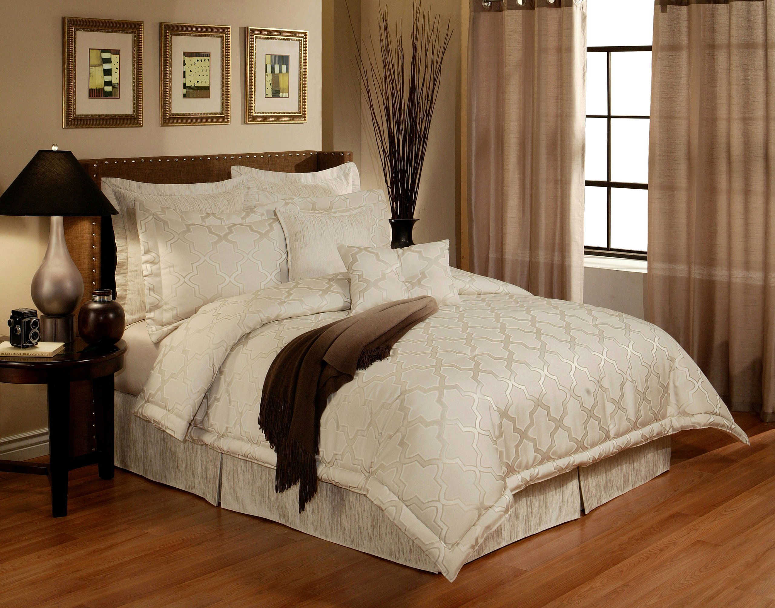 Luxury 4-Piece Pearl Comforter Set Queen Size - Soft & Elegant Bedding for Master Bedroom, Guest Room, or Dorm Decor
