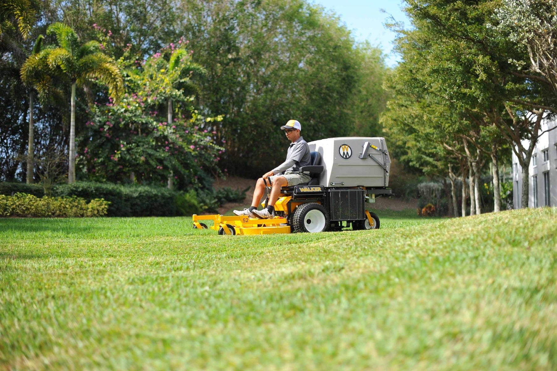 Walker MD21DGHSH 21HP Diesel Lawn Mower with High Dump Grass Catcher - Commercial Grade Zero Turn Mower for Large Yards & Landscaping Businesses