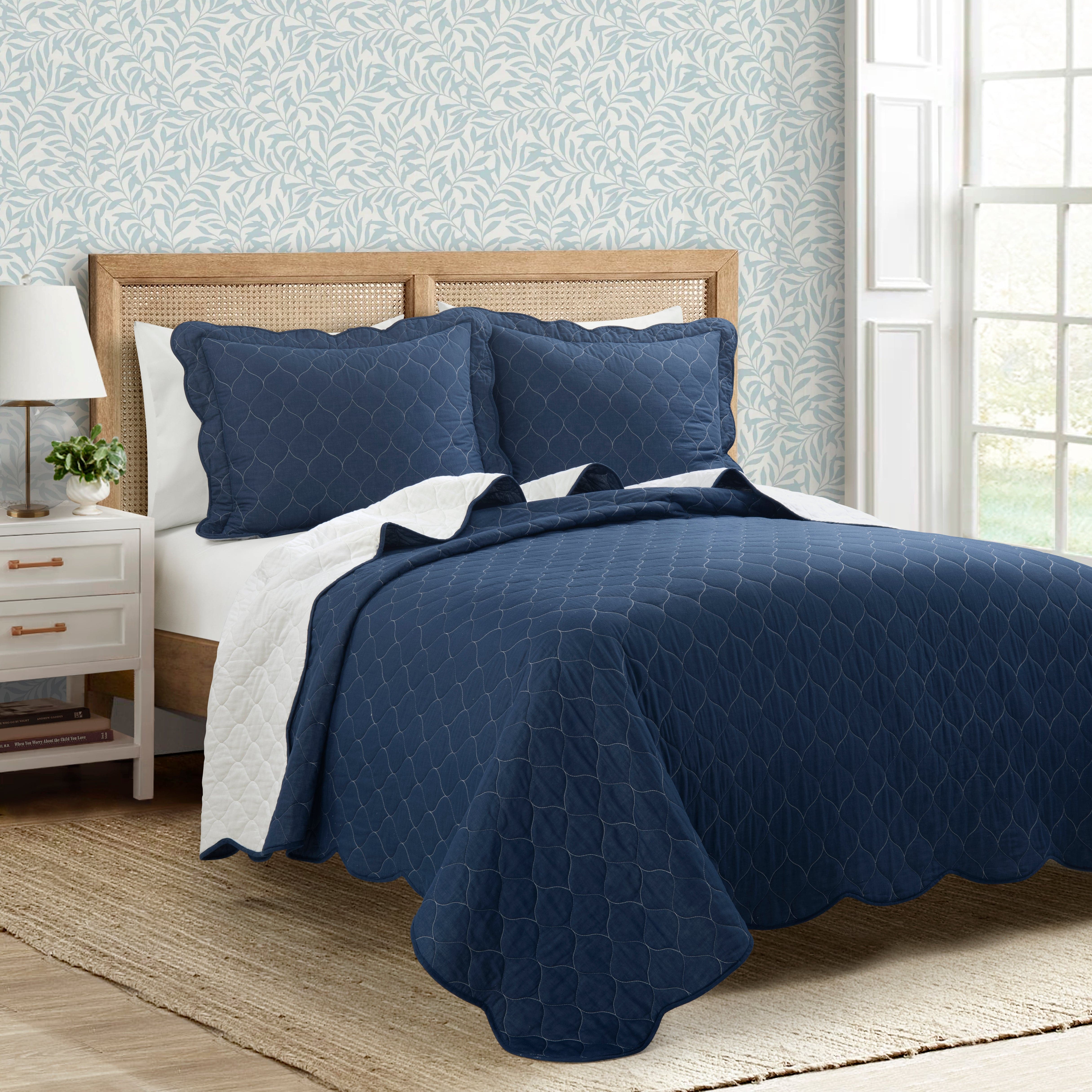 Coastal Chic Scalloped Edge Reversible Quilt 3-Piece Bedding Set | Soft & Breathable Comforter with Duvet Cover & Shams | Perfect for Beach House, Guest Room & Coastal Decor