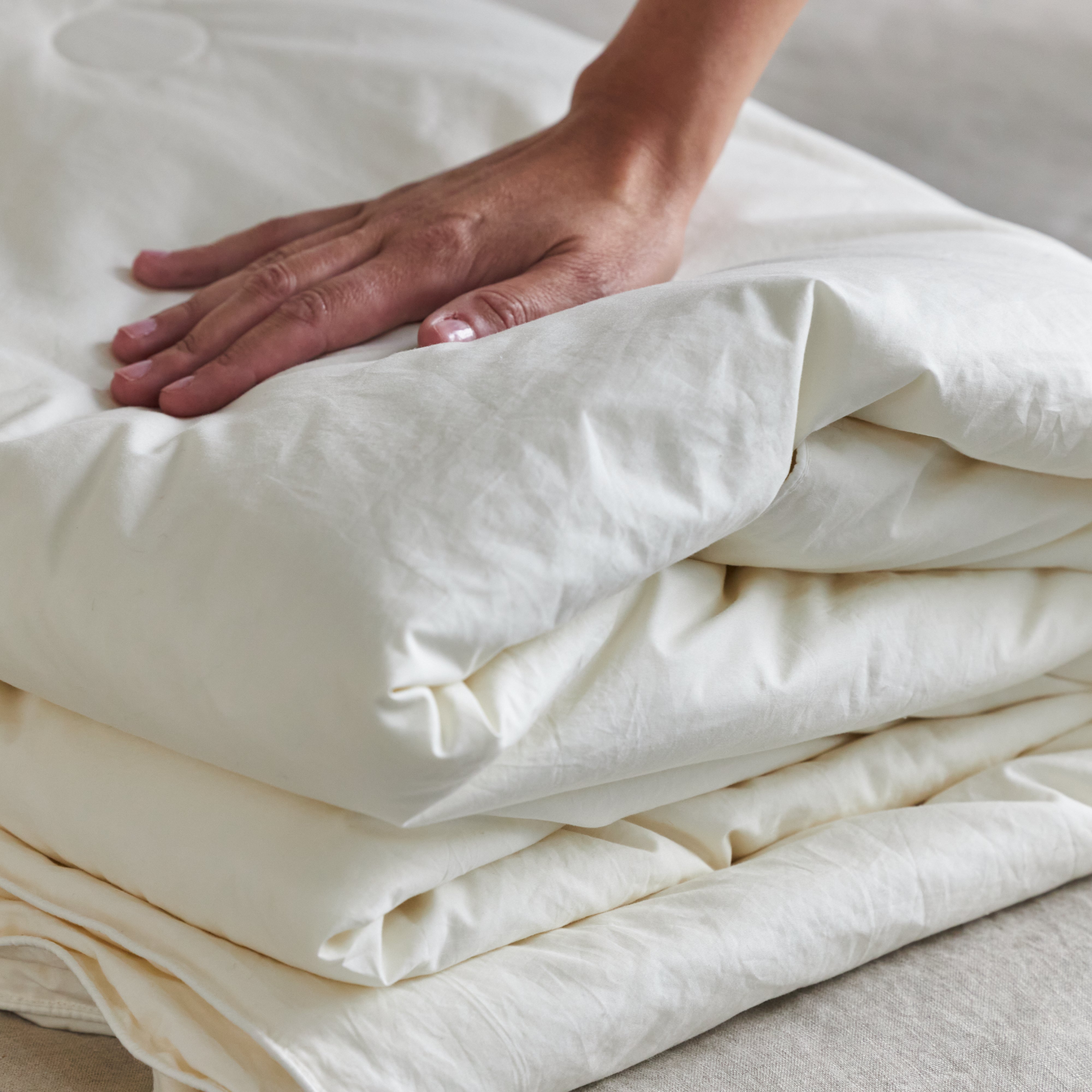 Luxury 100% Mulberry Silk Duvet Insert - All Seasons Queen/King Size - Hypoallergenic & Temperature Regulating for Better Sleep - Perfect for Master Bedroom, Guest Room, or Hotel Use