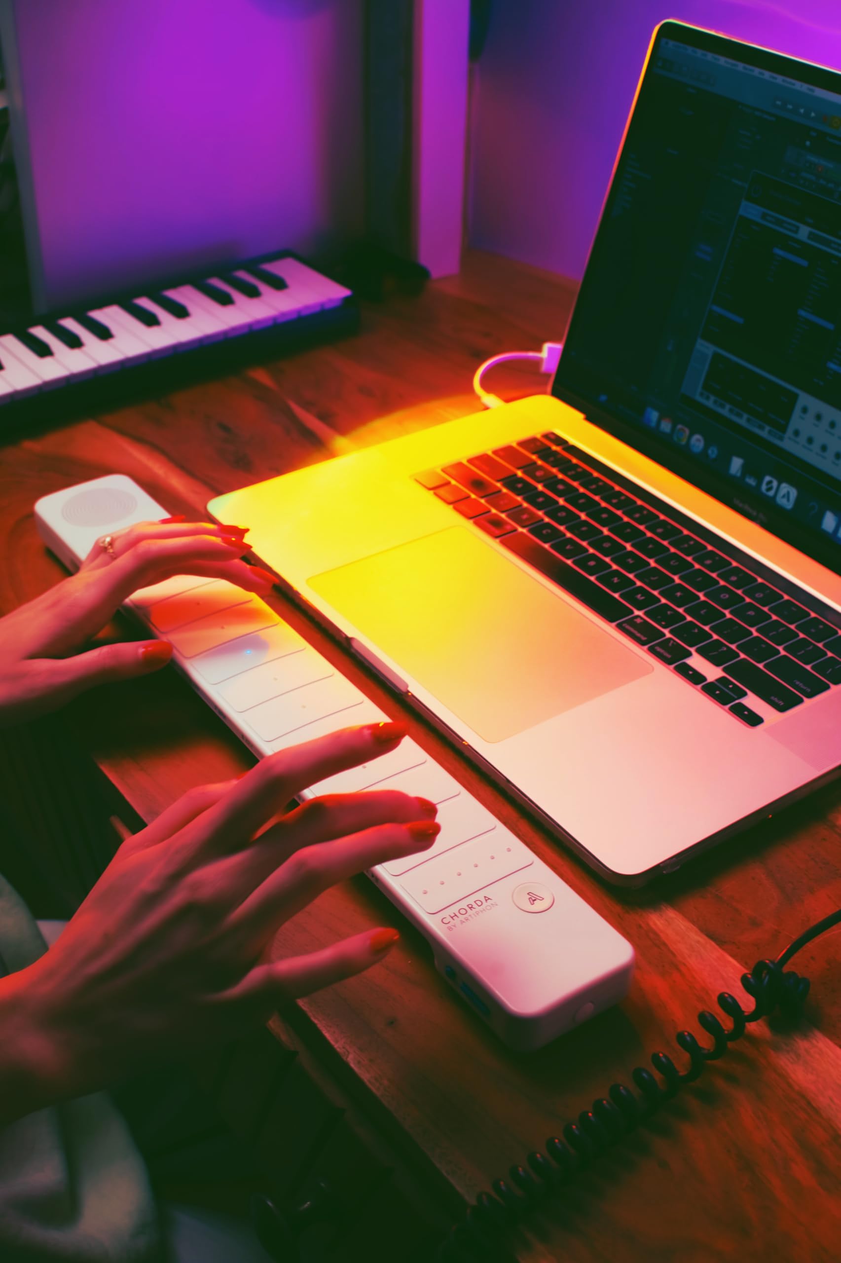 Artiphon Chorda Smart MIDI Controller - Multi-Instrument Synth & Looper for Music Production | Strumable Bridge, One-Finger Chords, 4 Playing Modes | Perfect for Studio Recording, Live Performance & Songwriting (White)
