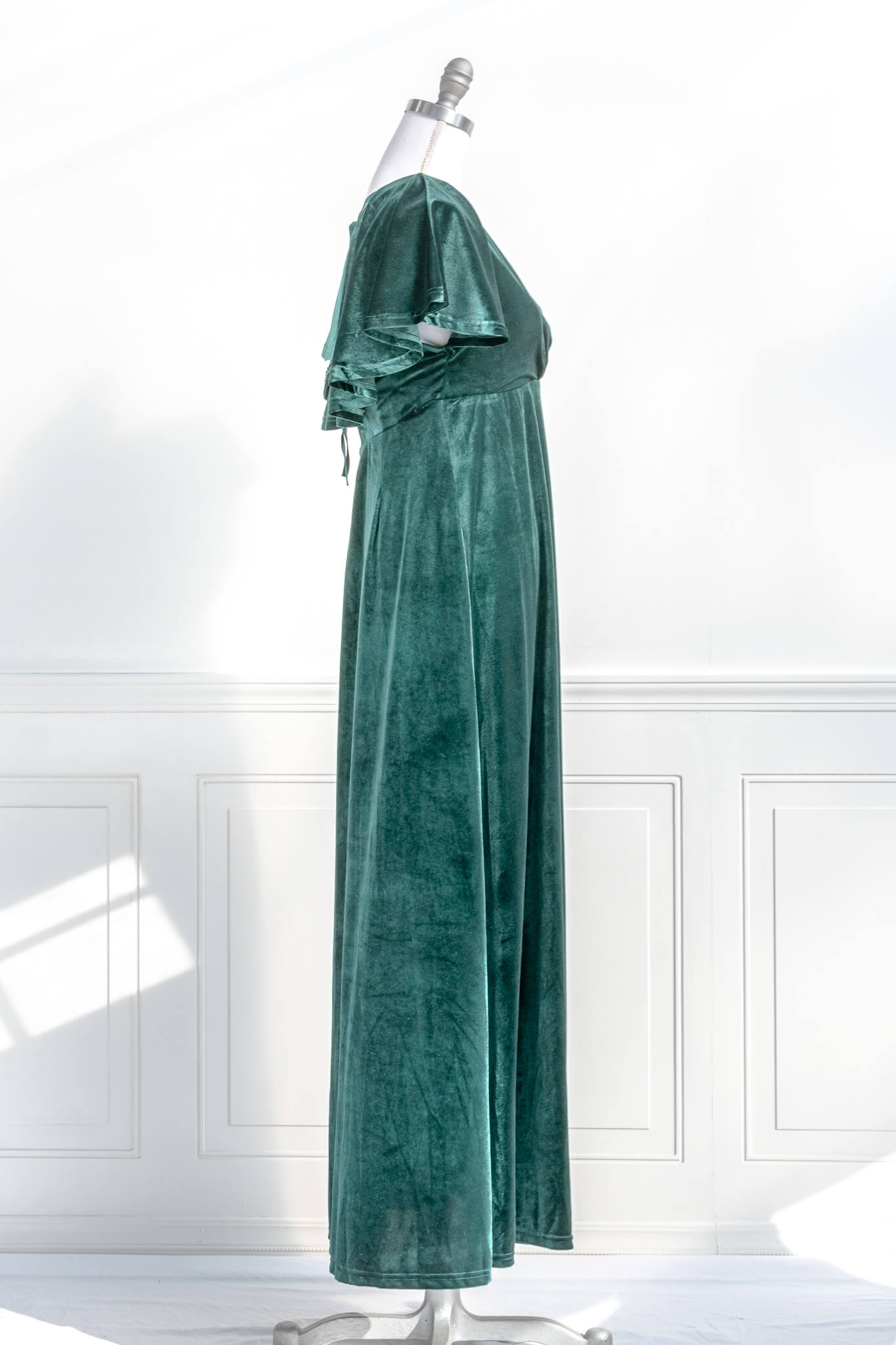 Aurora Velvet Maxi Dress - Emerald Green Long Sleeve Formal Gown for Women | Perfect for Weddings, Parties, and Evening Events