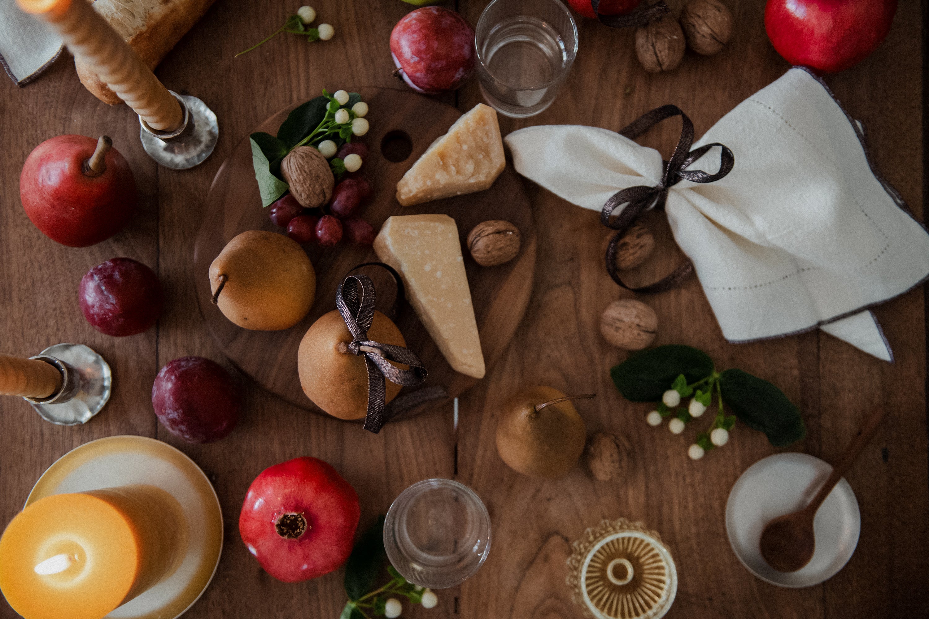 Round Wooden Cutting Board for Kitchen - Natural Wood Charcuterie Board for Serving Cheese, Bread & Charcuterie - Perfect for Entertaining & Gift Giving