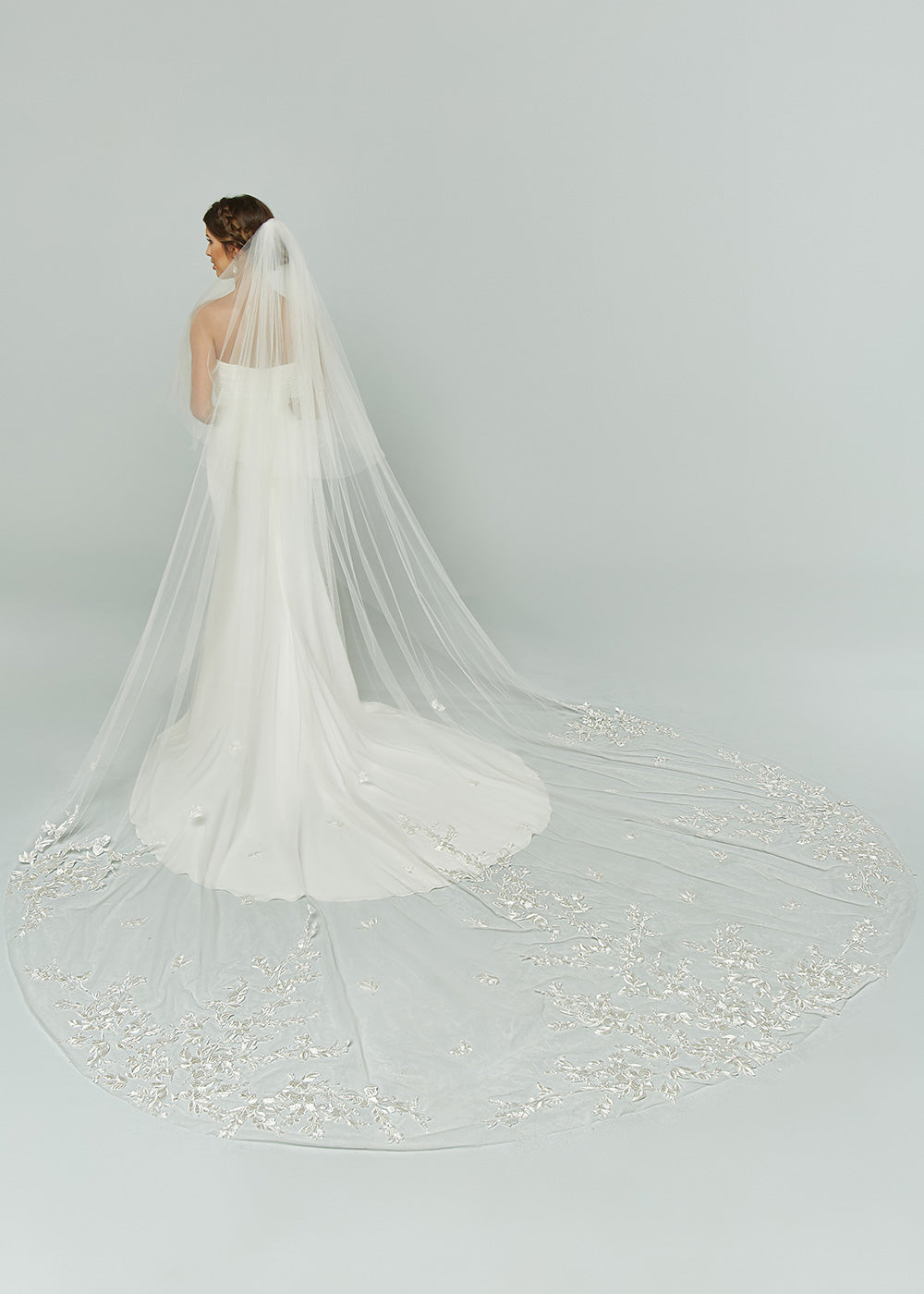 Elegant V1014 Cathedral Wedding Veil with Delicate Lace Appliques - Perfect for Bridal Gowns, Formal Weddings & Romantic Ceremonies