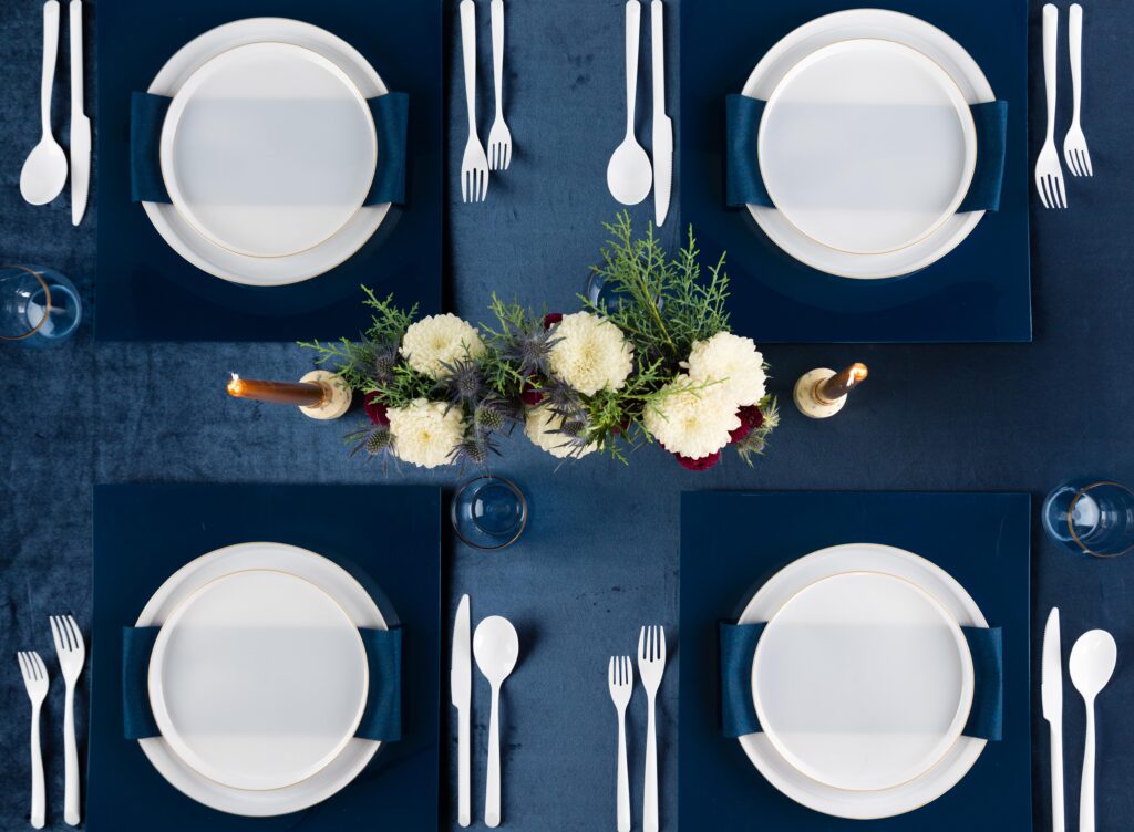 20-Pack Pearl & Gold Round Plastic Dinnerware Set for 10 Guests - Elegant Disposable Plates, Cups & Cutlery for Parties, Weddings & Special Events