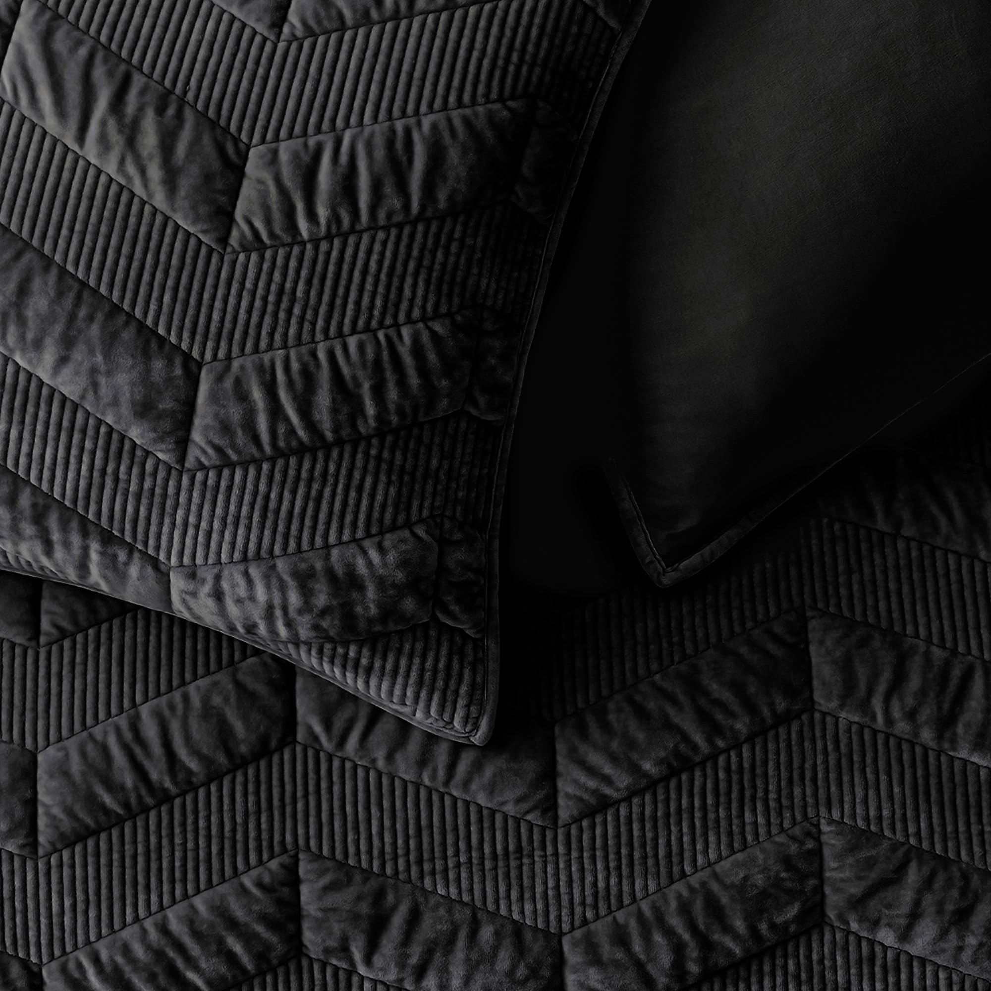 SHALALA Velvet Quilt Set Queen Size - Ultra Soft Luxury Lightweight Summer Comforter Set with Geometric Pattern | Oversized Bedspread Coverlet Includes 2 Shams | All-Season Use for Bedroom Decor (Black, Full/Queen) - Perfect for Guest Rooms, Master Bedrooms & Cozy Home Styling