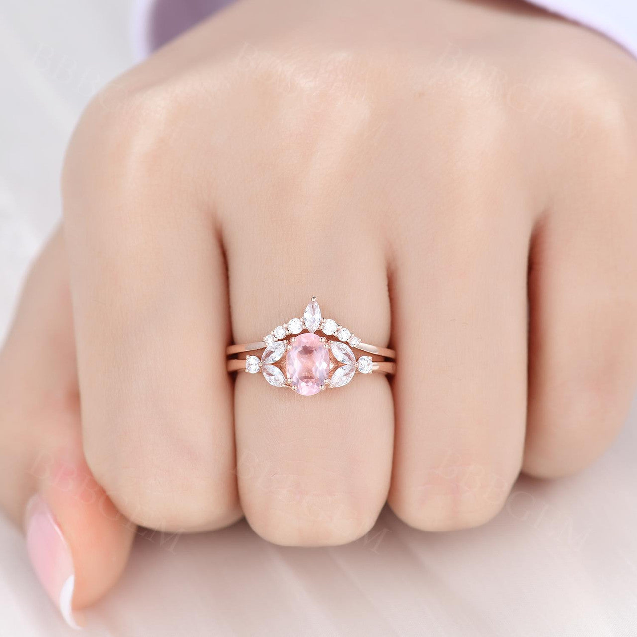 1.0 CT Vintage Oval Cut Rose Quartz Engagement Ring Set with Curved Moissanite Wedding Band - Perfect for Proposals, Anniversaries & Romantic Occasions