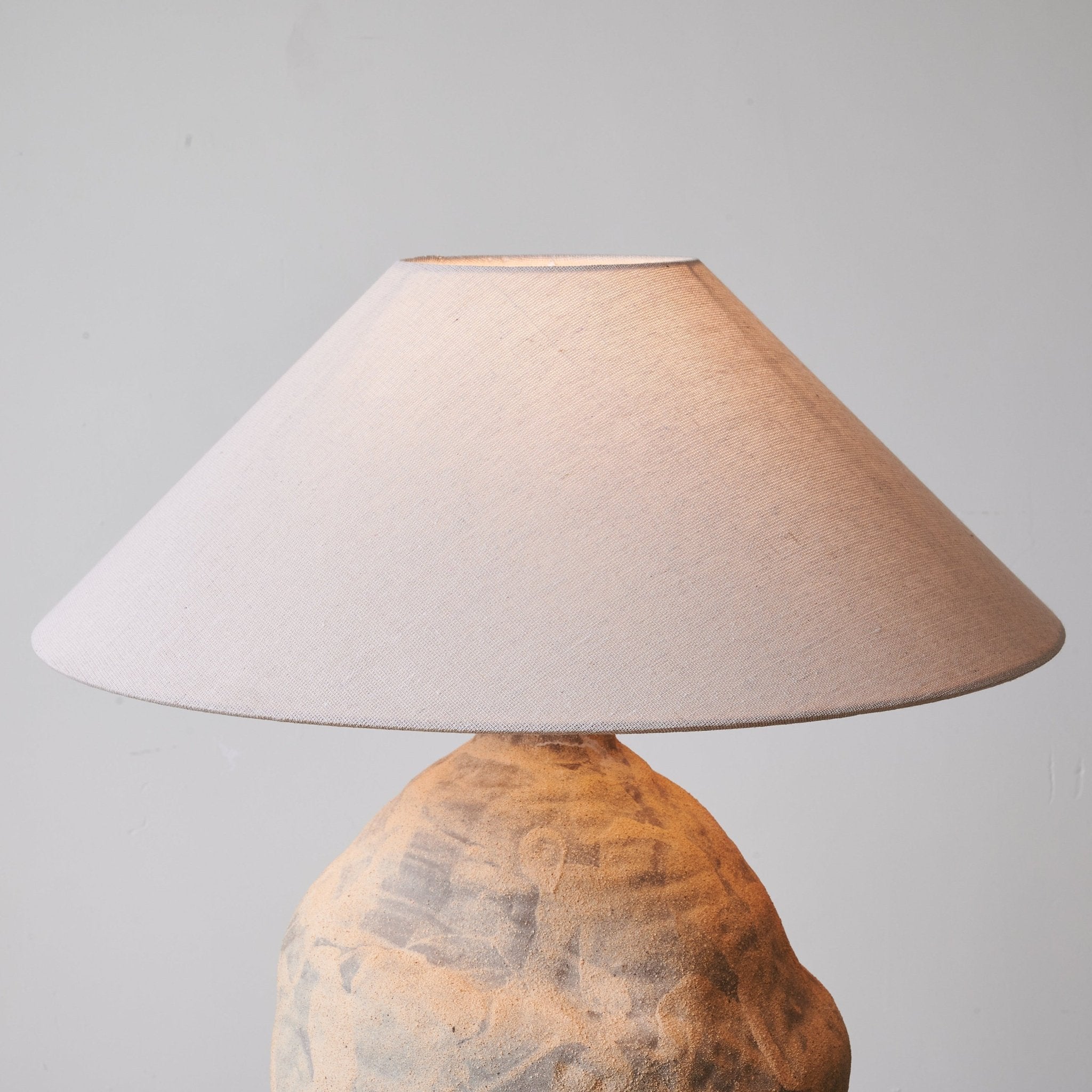 Duna Sculpted Clay Table Lamp - Handmade Ceramic Nightstand Light for Bedroom, Living Room & Office Decor