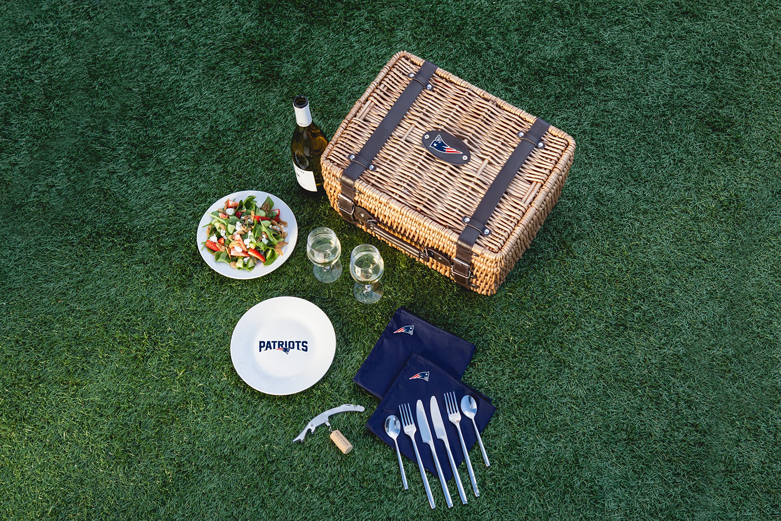 **PICNIC TIME NFL Champion Picnic Basket for 2 - Wicker Picnic Basket Set with Plates, Utensils & Blanket (Black & Brown) - Perfect for Outdoor Picnics, Tailgating & Game Day Parties**