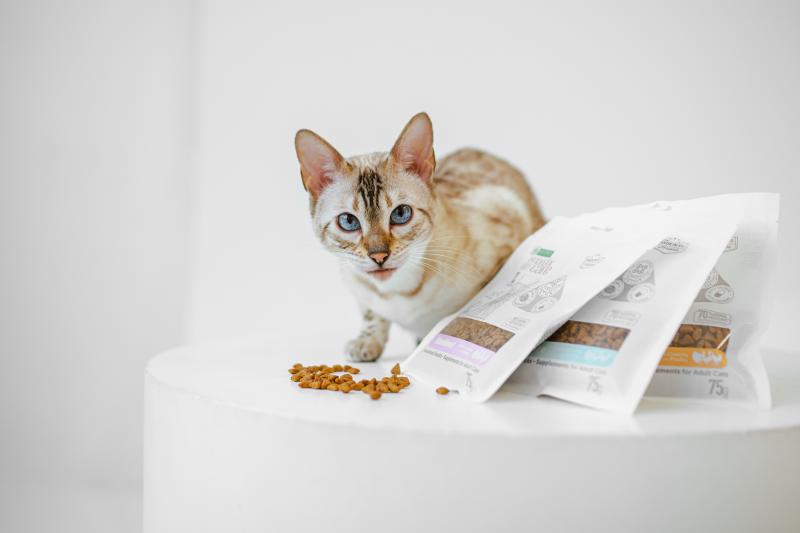 Healthy Poultry Cat Treats for Adult Sterilized Cats - Delicious Snacks for Weight Management & Indoor Playtime