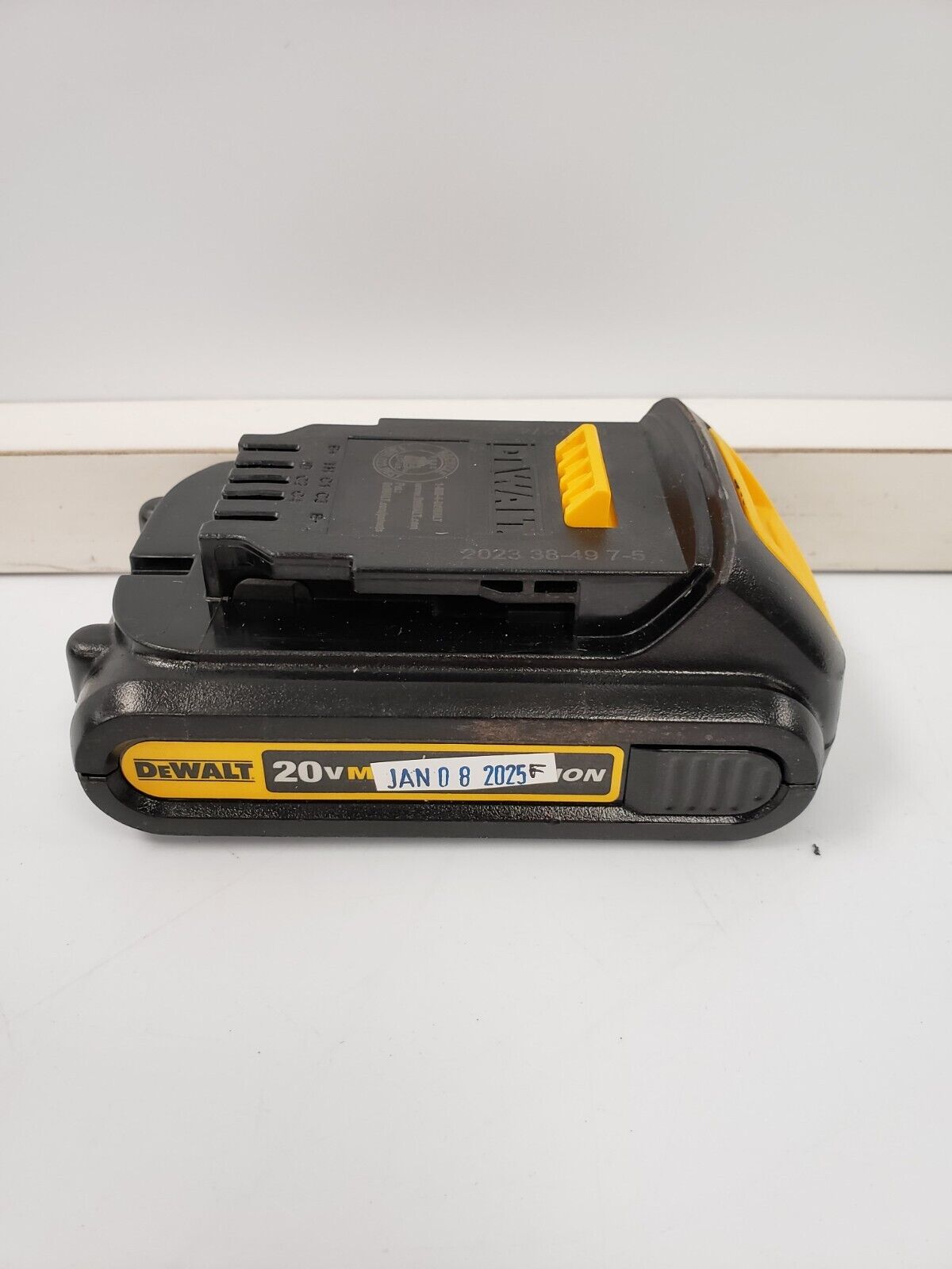 DEWALT DCB201 20V MAX Lithium-Ion Battery 1.5Ah - Compatible with DEWALT 20V Power Tools - Perfect for Drills, Saws & Other Cordless Tools