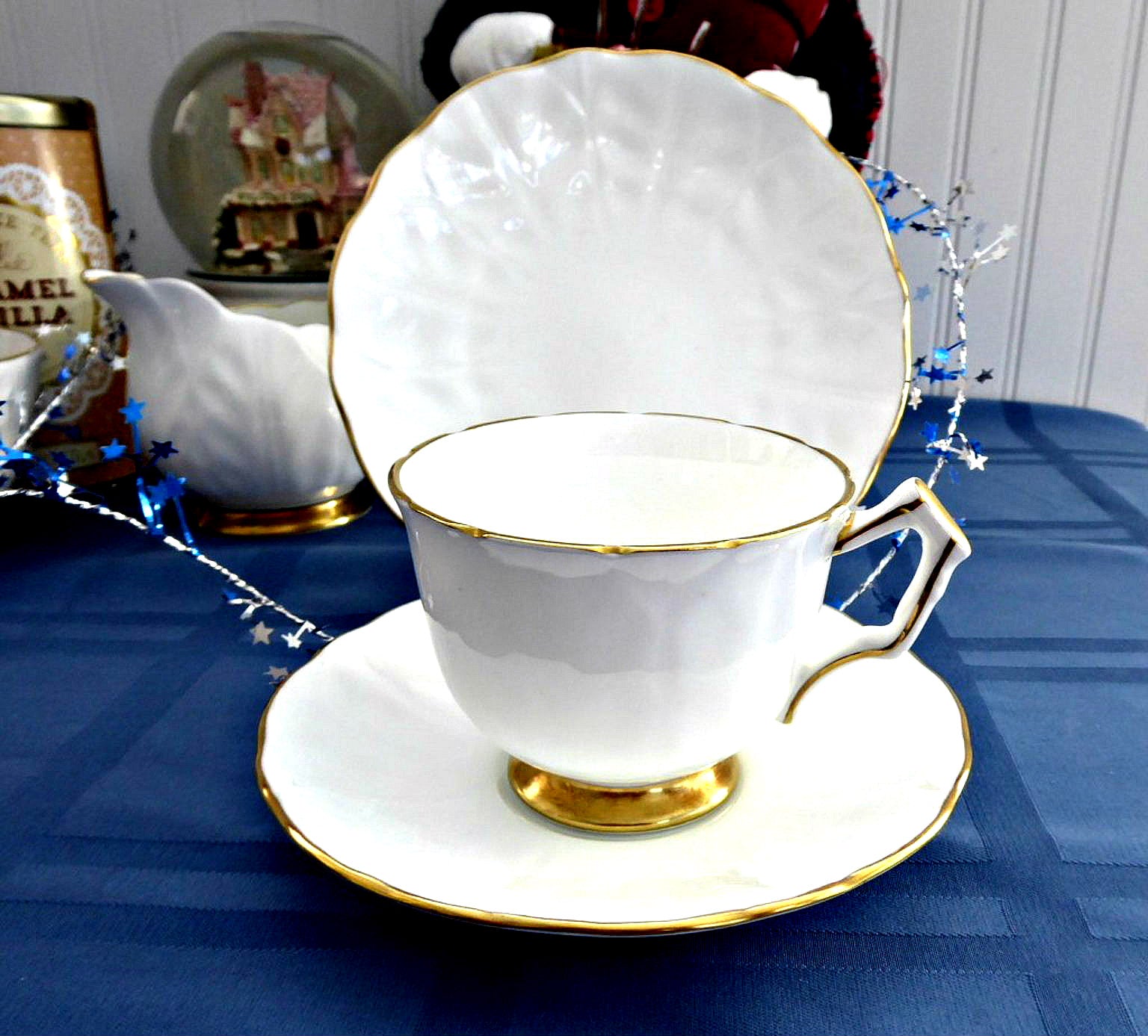 Vintage Aynsley Golden Crocus Teacup Trio Set - White & Gold Floral Tea Cups with Petal Molded Design, Made in England 1980s - Perfect for Afternoon Tea, Collectors & Home Decor