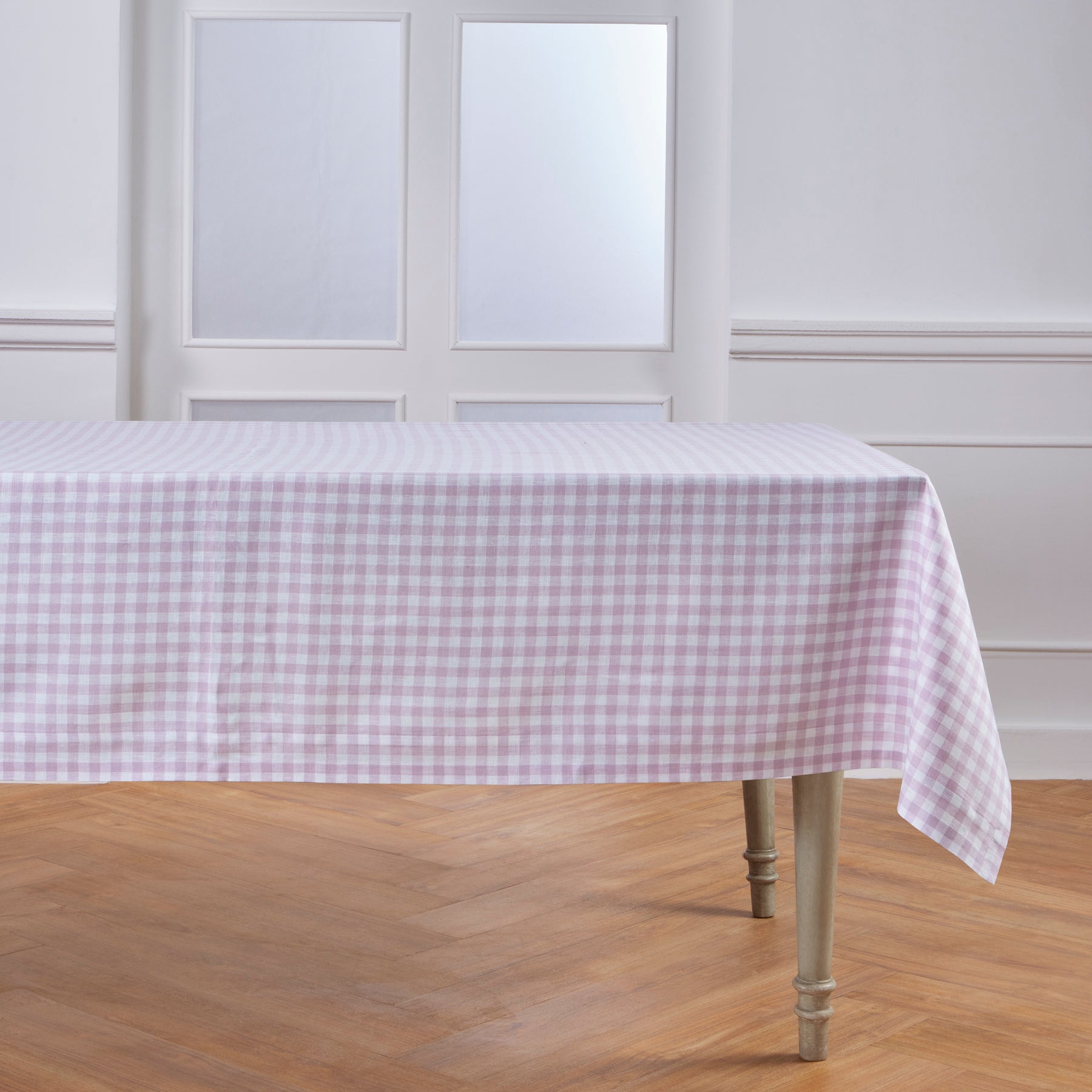 Stylish Red and White Checkered Gingham Tablecloth - Perfect for Picnics, BBQs, and Outdoor Dining