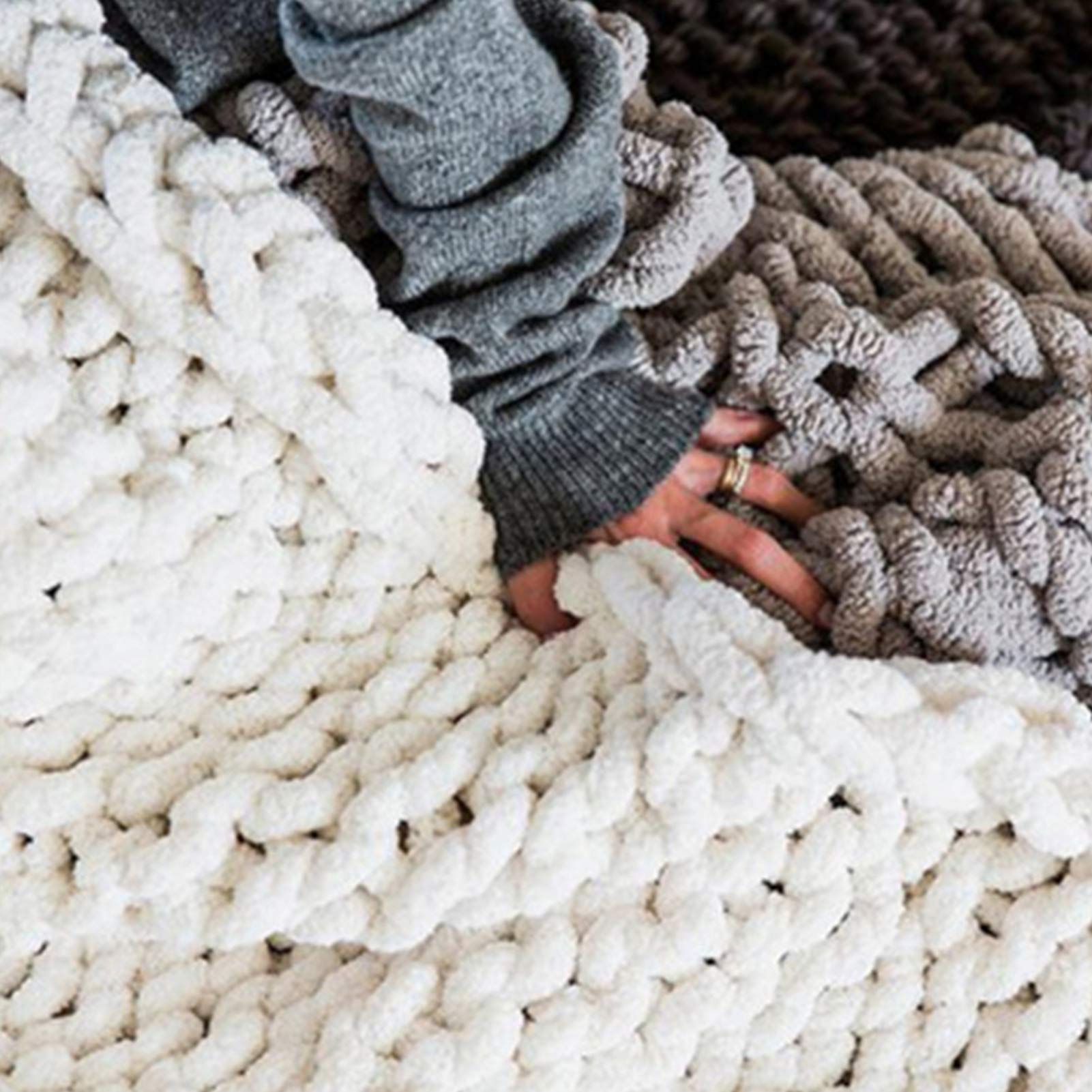 Hand-Woven Chunky Knit Chenille Throw Blanket - Ultra Soft & Warm Oversized Yarn Blanket for Bed, Sofa, Couch - Cozy Home Decor, Pet Bed Cover, Winter Gift Idea - Perfect for Netflix Nights & Cozy Reading