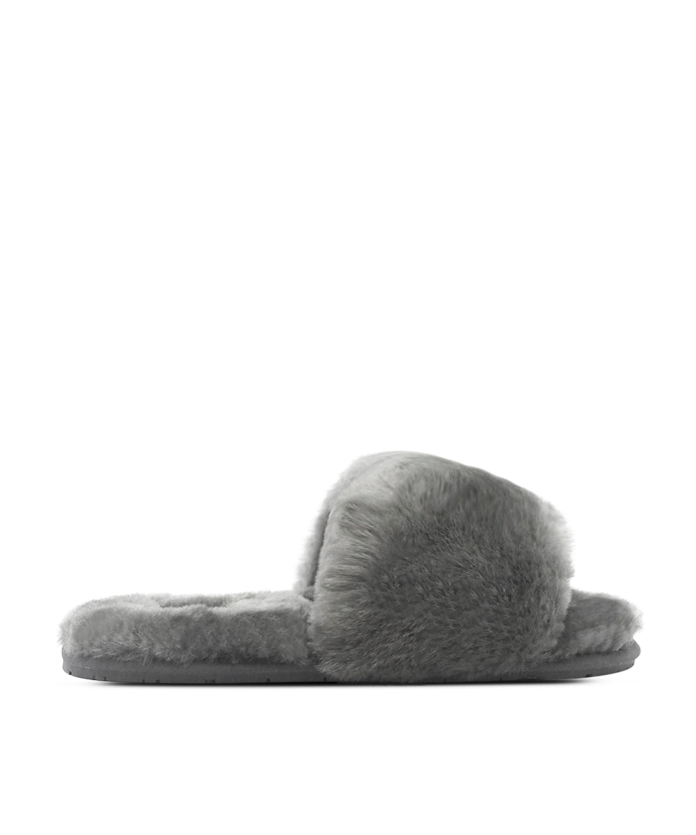 Women's UGG Fluffy Slippers - Cozy Indoor/Outdoor House Shoes for Winter Comfort - Perfect for Home, Lounge & Cold Weather Wear