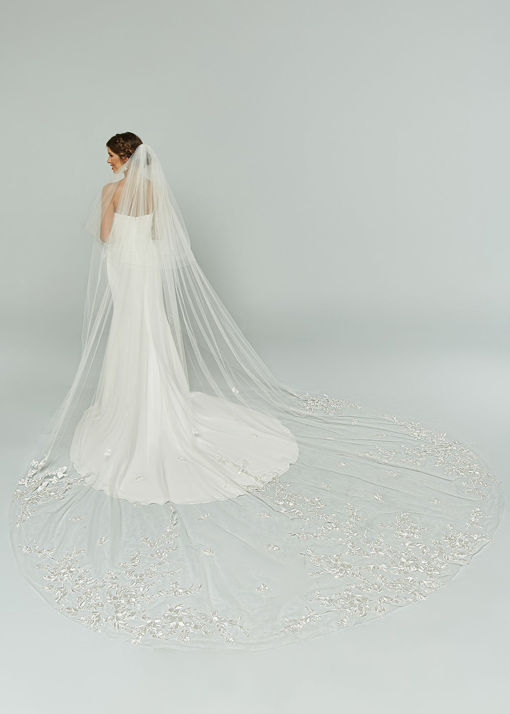 Elegant V1014 Cathedral Wedding Veil with Delicate Lace Appliques - Perfect for Bridal Gowns, Formal Weddings & Romantic Ceremonies