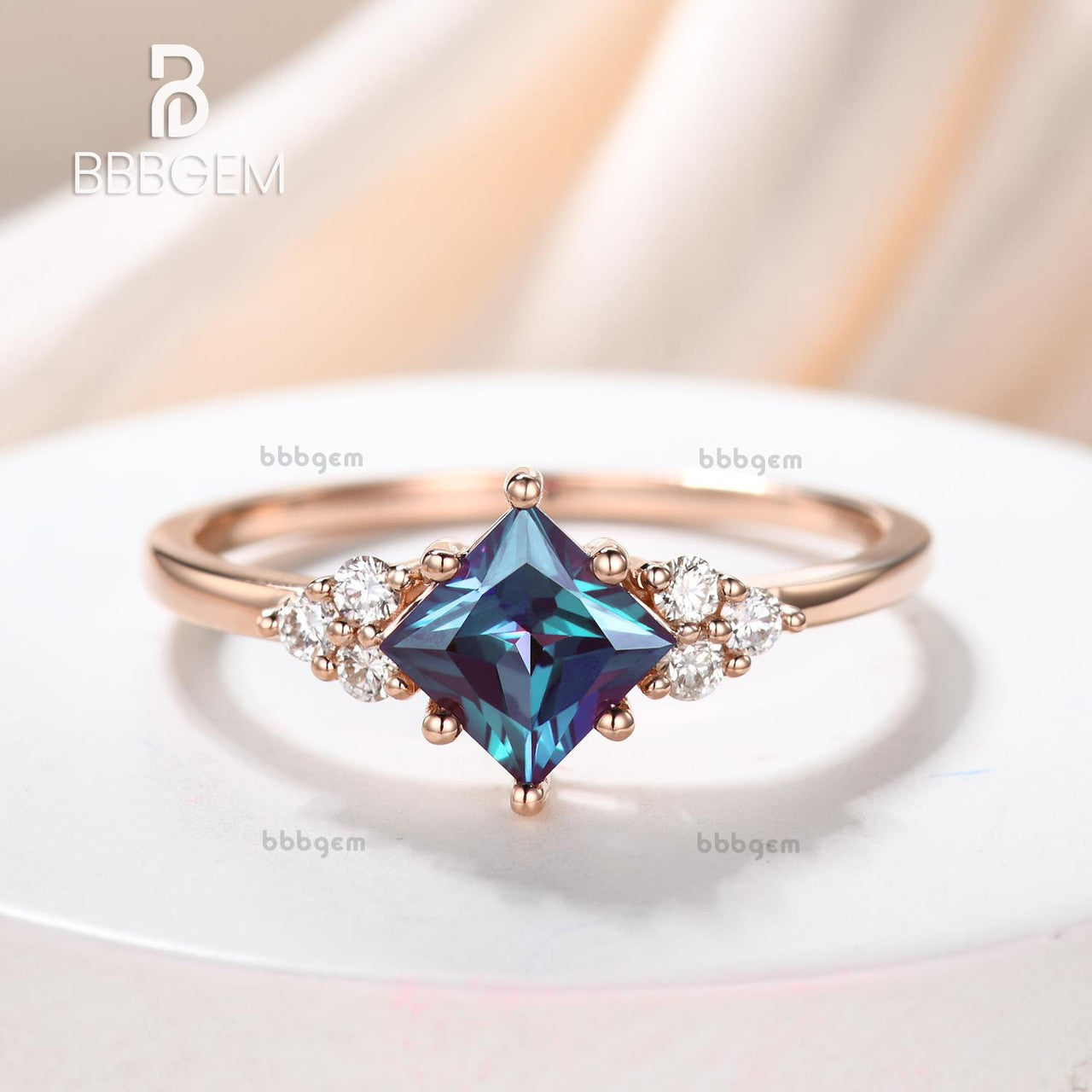 6mm Princess Cut Alexandrite & Moissanite Engagement Ring - Vintage Style Wedding Band for Women, Bridal Jewelry Gift for Her, Perfect for Proposals, Anniversaries and Special Occasions