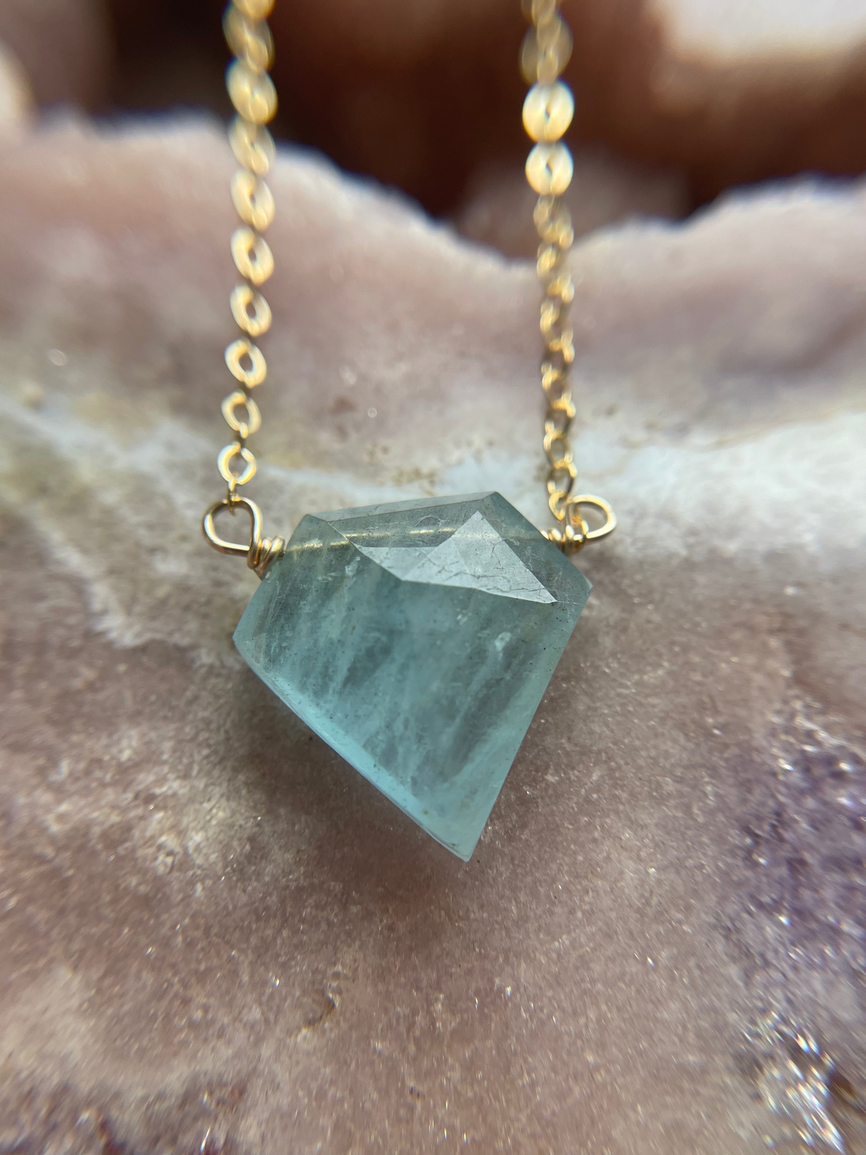 Natural Raw Aquamarine Pendant Necklace - March Birthstone Jewelry for Women, Birthday Gift, Healing Crystal, Boho Chic Style | Perfect for Everyday Wear, Special Occasions & Spiritual Healing