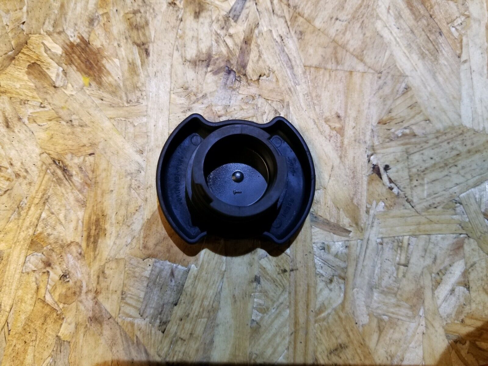 02-07 Ford Escape 3.0L Engine Oil Filler Cap Replacement - OEM Quality Part for 2002-2007 Ford Escape - Perfect for Engine Maintenance & DIY Car Repair
