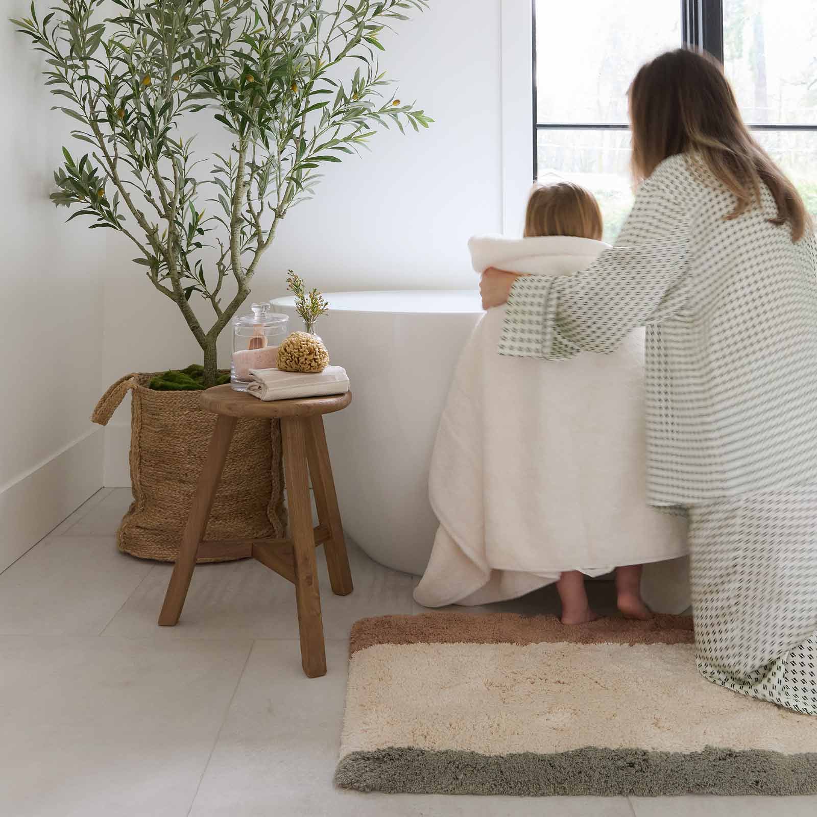 Soft Plush Bath Mat - Super Absorbent Non-Slip Bathroom Rug for Shower & Tub - Riley Collection (Perfect for Cozy Bathrooms & Spa-Like Showers)