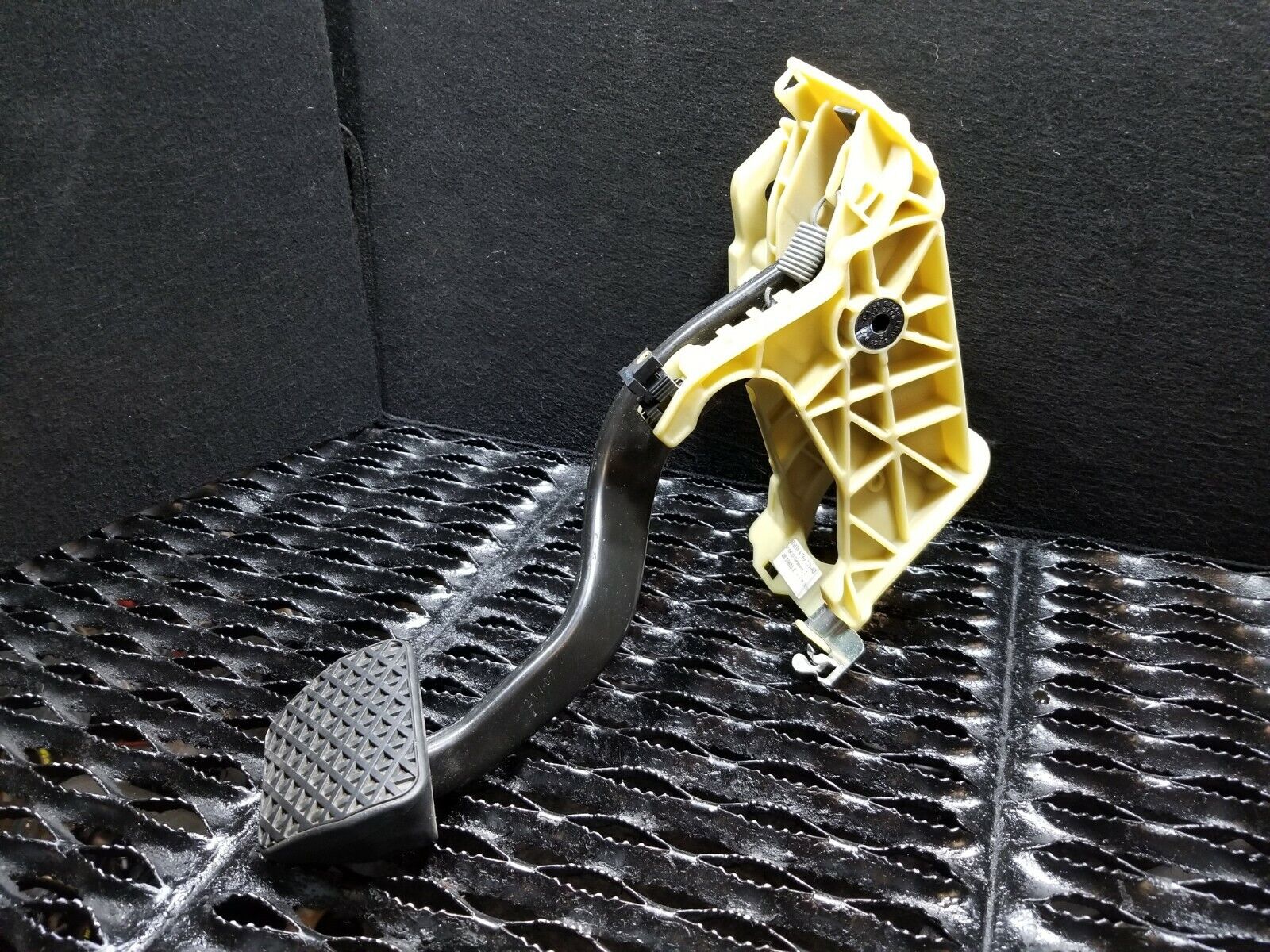 2006-2010 BMW 650i E63 Genuine OEM Brake Pedal - Perfect Fit Replacement for Performance Driving & Daily Commutes