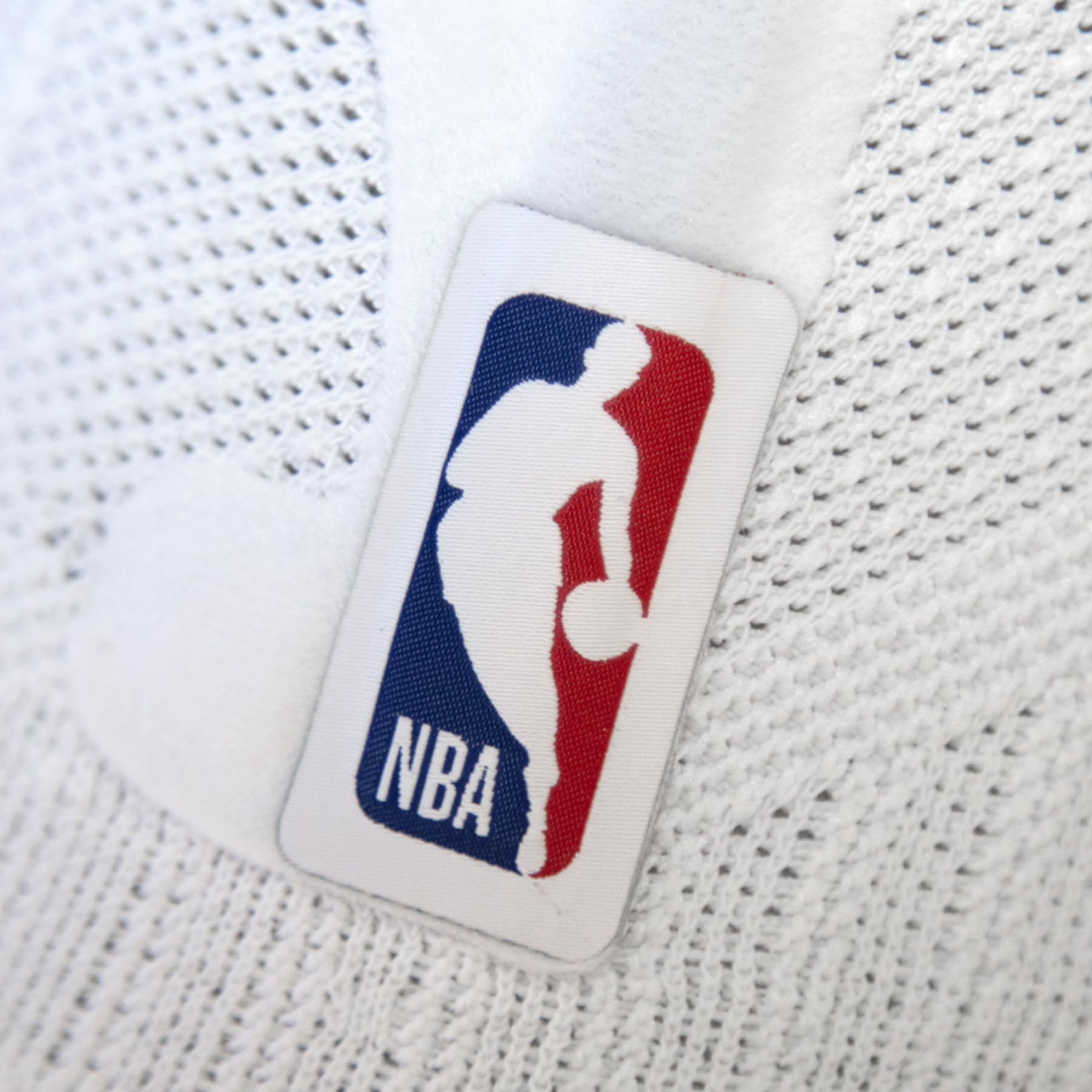 Bauerfeind Sports Knee Support NBA - Officially Licensed Basketball Knee Brace with Medical Compression - Stabilizing Sleeve with Omega Gel Pad for Pain Relief & Joint Support (White, Size S) - Ideal for Basketball, Running, Volleyball & Active Lifestyles