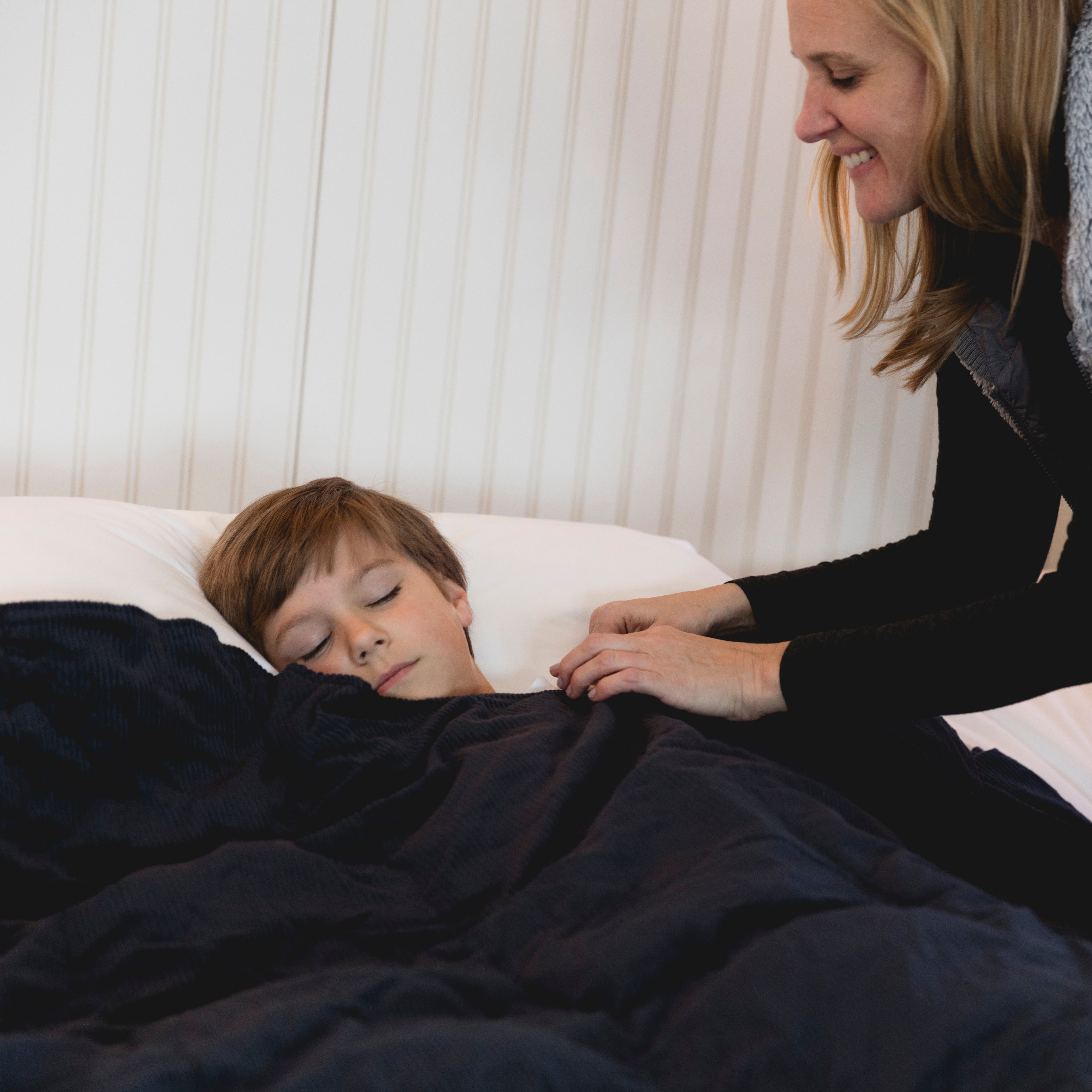 Sleep Tight™ Lightweight Weighted Blanket for Adults & Kids - Ultra Soft Anxiety Relief & Better Sleep - Perfect for Bedroom, Travel & Relaxation