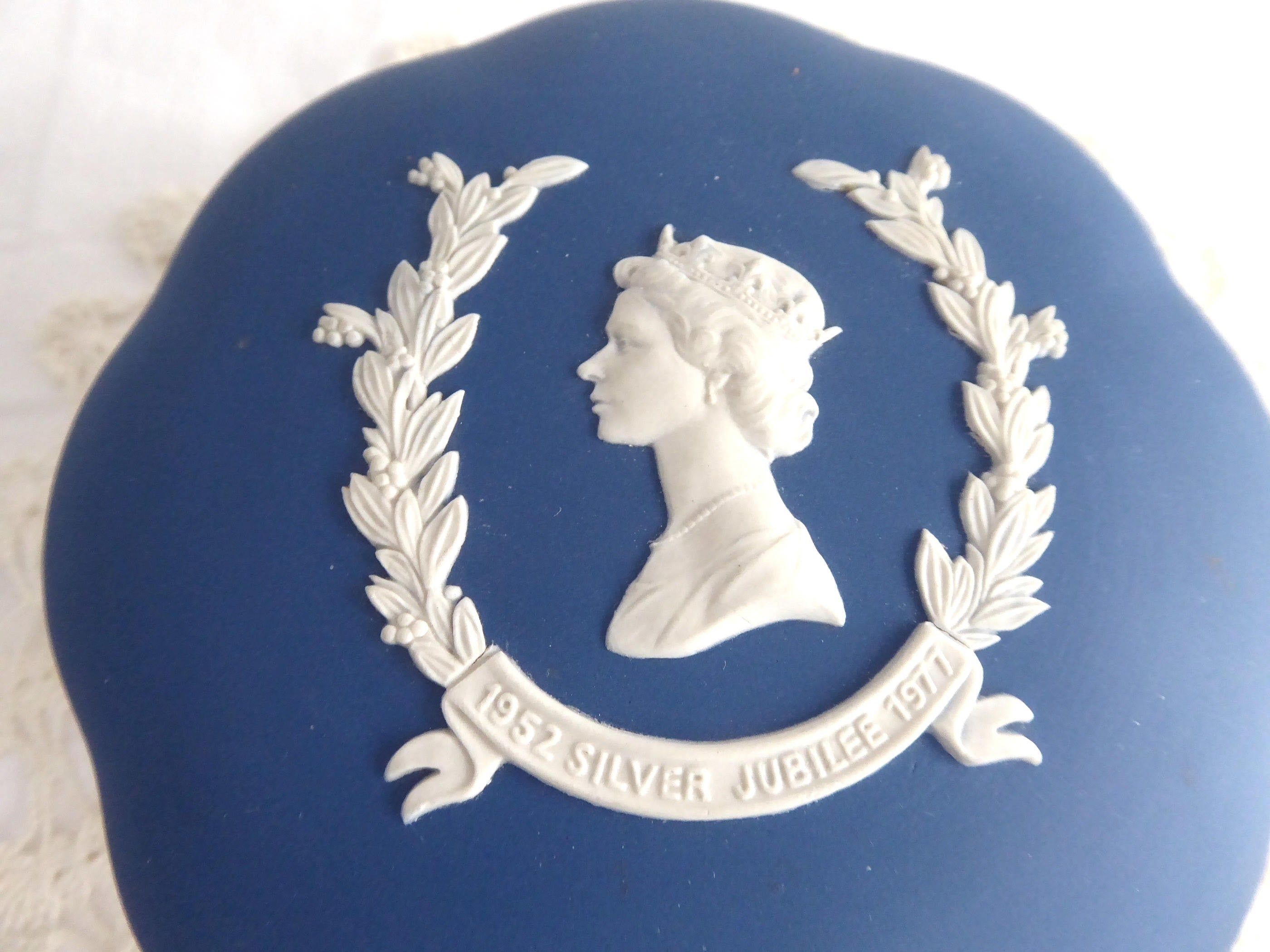 Wedgwood Jasperware Powder Box - Queen Elizabeth II Silver Jubilee 1977 Commemorative Collectible - Dark Blue Ceramic Jewelry Trinket Box for Makeup Storage & Royal Memorabilia Display