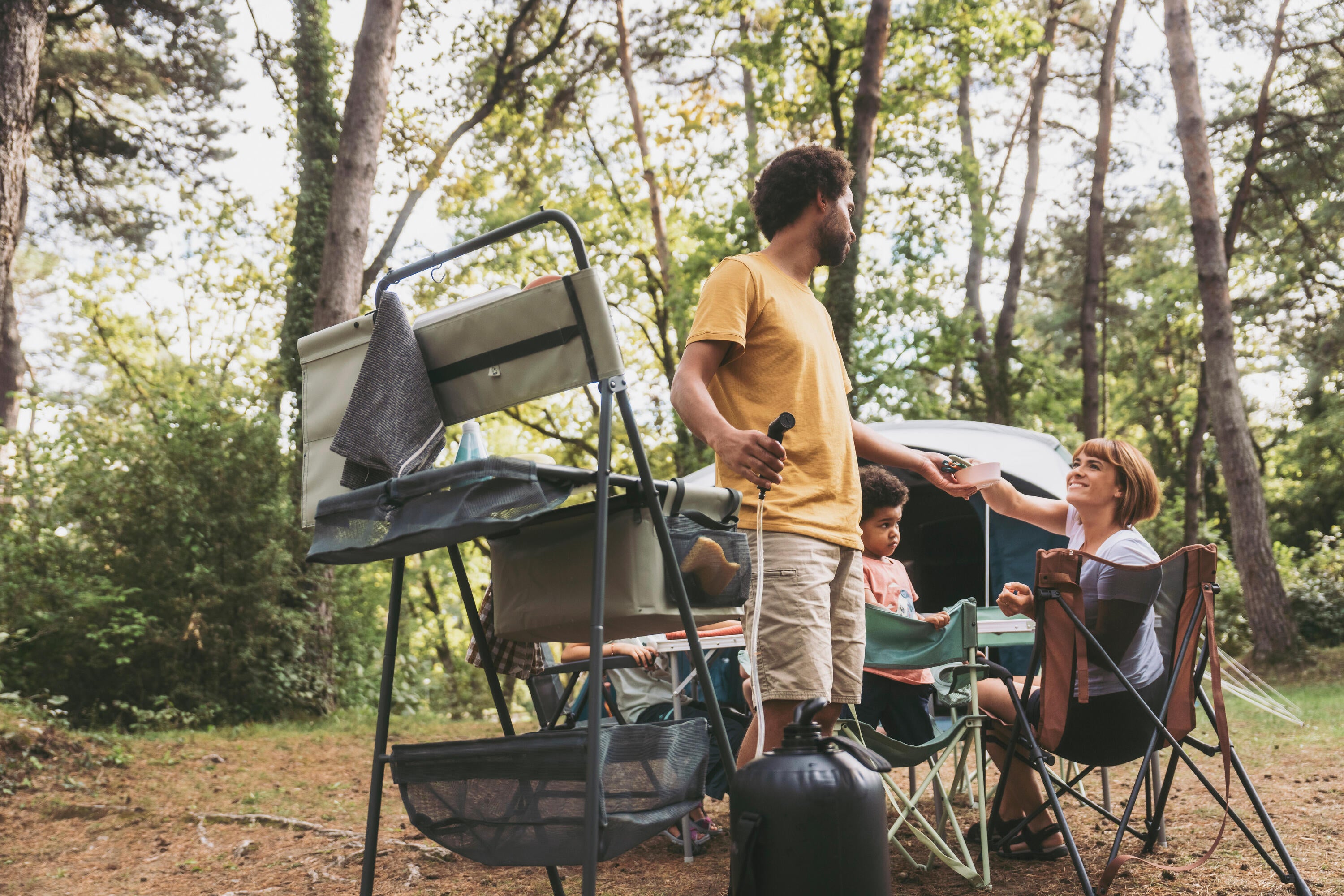 Quechua 10L Solar Pressure Camping Shower - Portable Outdoor Shower for Hiking, Backpacking & RV Trips - Perfect for Camping, Beach & Emergency Use