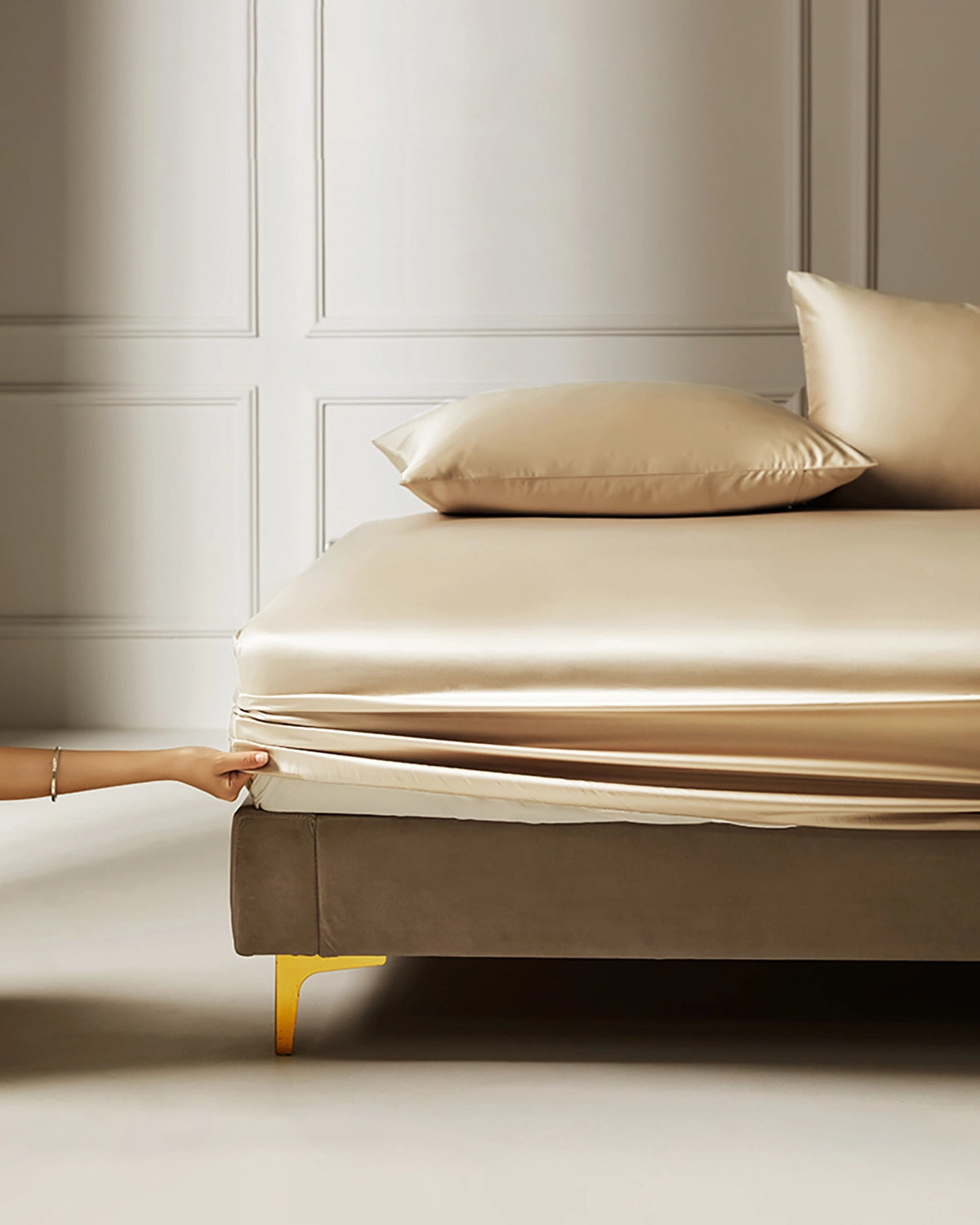 25 Momme 3-Piece Silk Fitted Sheet Set - Queen Size, Luxury 100% Mulberry Silk Bedding for Soft & Breathable Sleep - Perfect for Master Bedroom, Guest Room & Hotel Use