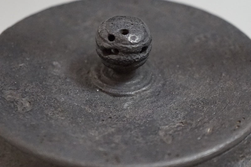 Authentic Japanese Nanbu Tetsubin Iron Teapot by Koizumi Nizaemon - 11th Generation Kikko Gata Design with Original Box - Perfect for Traditional Tea Ceremonies & Home Decor