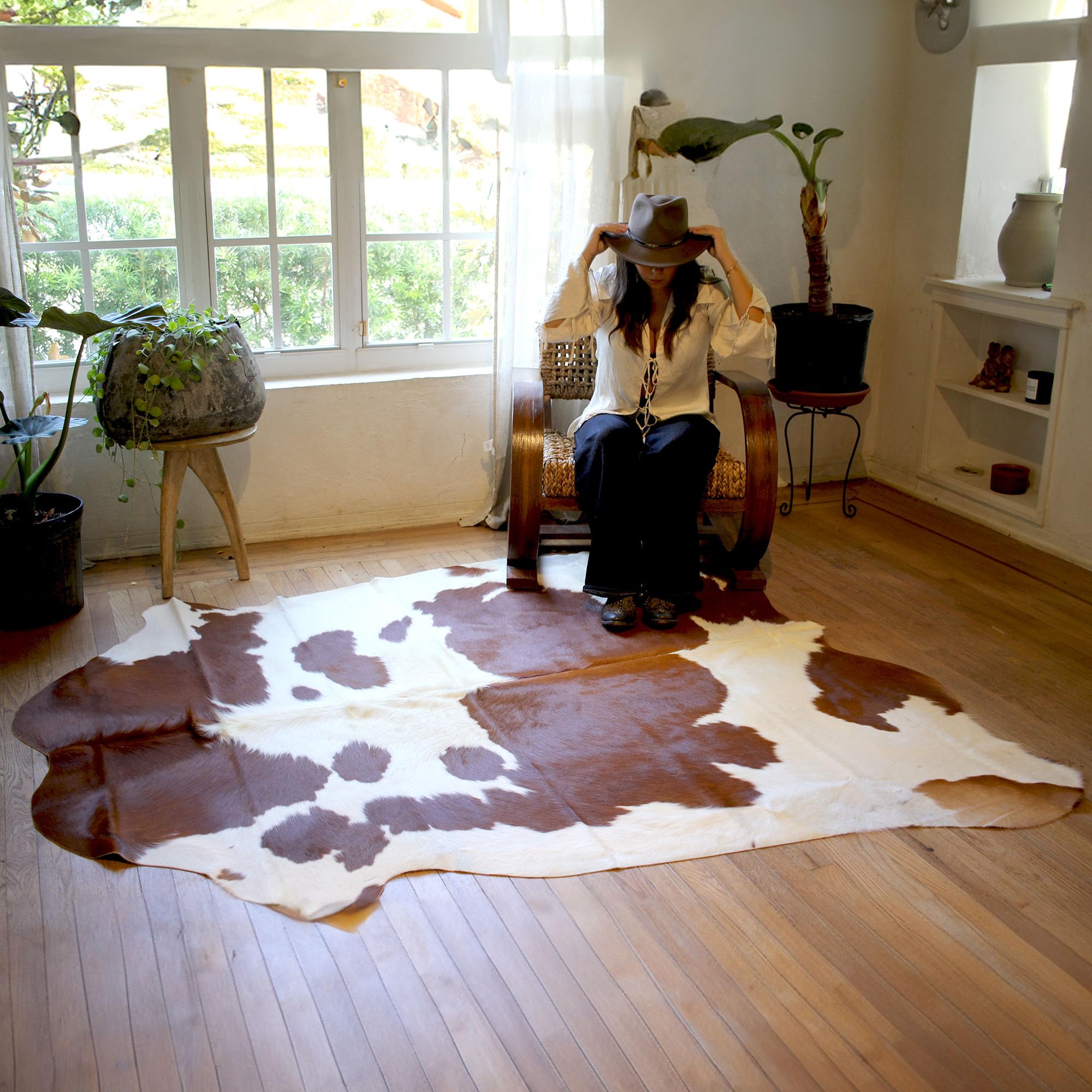 Premium Genuine Cowhide Rug - Natural Brown & White Leather Hide Rugs for Living Room, Bedroom Area - Rustic Home Decor - Durable Real Cowhide Carpet for Farmhouse, Cabin & Modern Interior Design