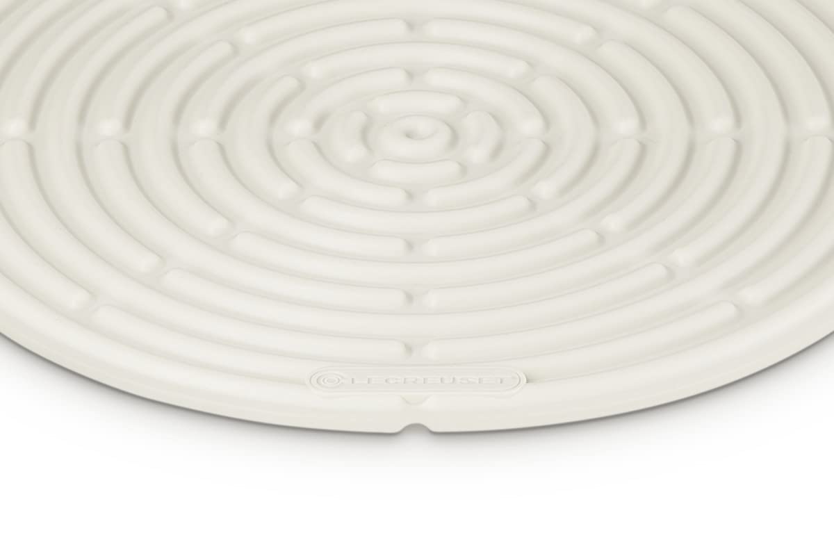 Le Creuset Silicone Pot Holder & Trivet Set - 20cm Round Heat Resistant Kitchen Tool in Meringue (42404207160000) - Perfect for Cooking, Baking, and Serving Hot Dishes Safely