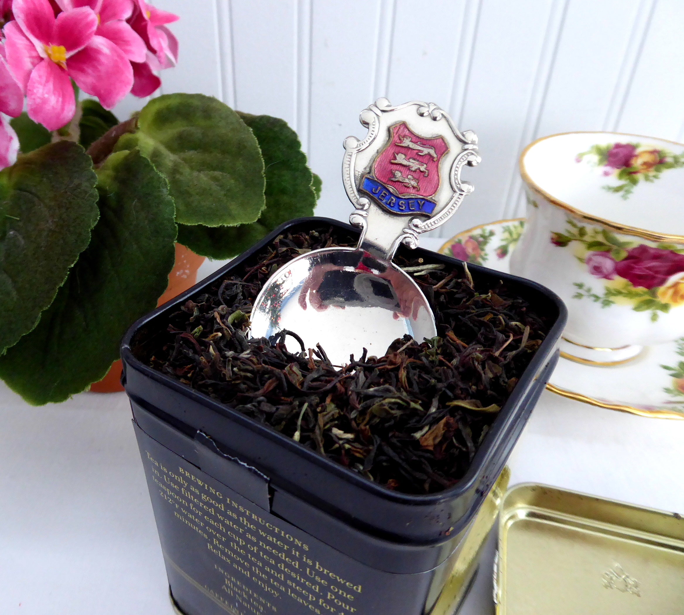 Vintage 1930s Enamel Tea Caddy Spoon with 3 Lions Design - British Souvenir Tea Scoop for Loose Leaf Tea Brewing & Collection Display
