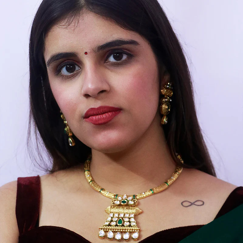 Exquisite Gold Plated Royal Kundan Necklace (D555) - Elegant Indian Jewelry for Weddings, Parties & Special Occasions