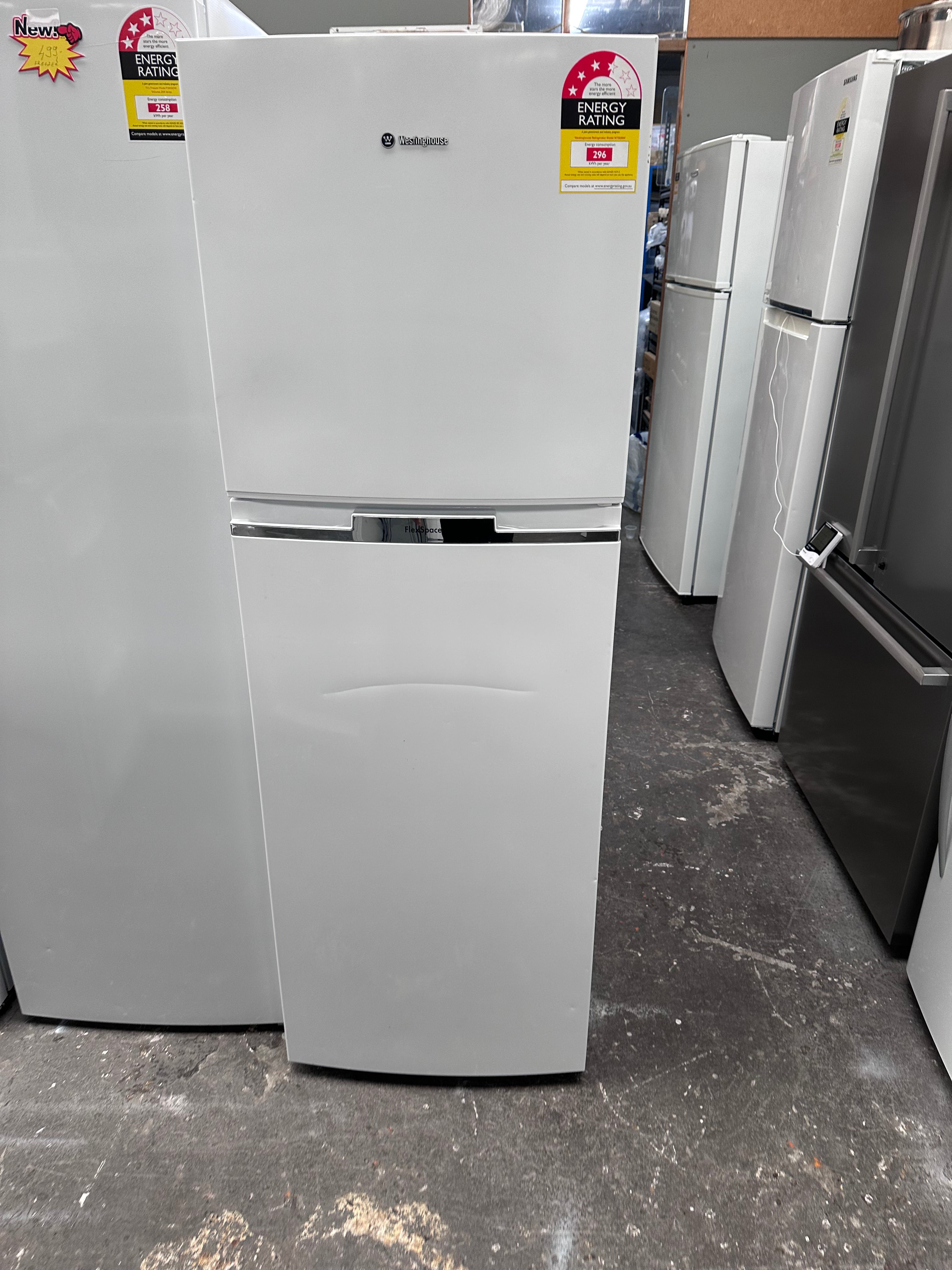 Westinghouse 280L Top Mount Refrigerator - Energy Efficient, White [Certified Refurbished] | Perfect for Small Apartments, Dorms & Office Kitchens