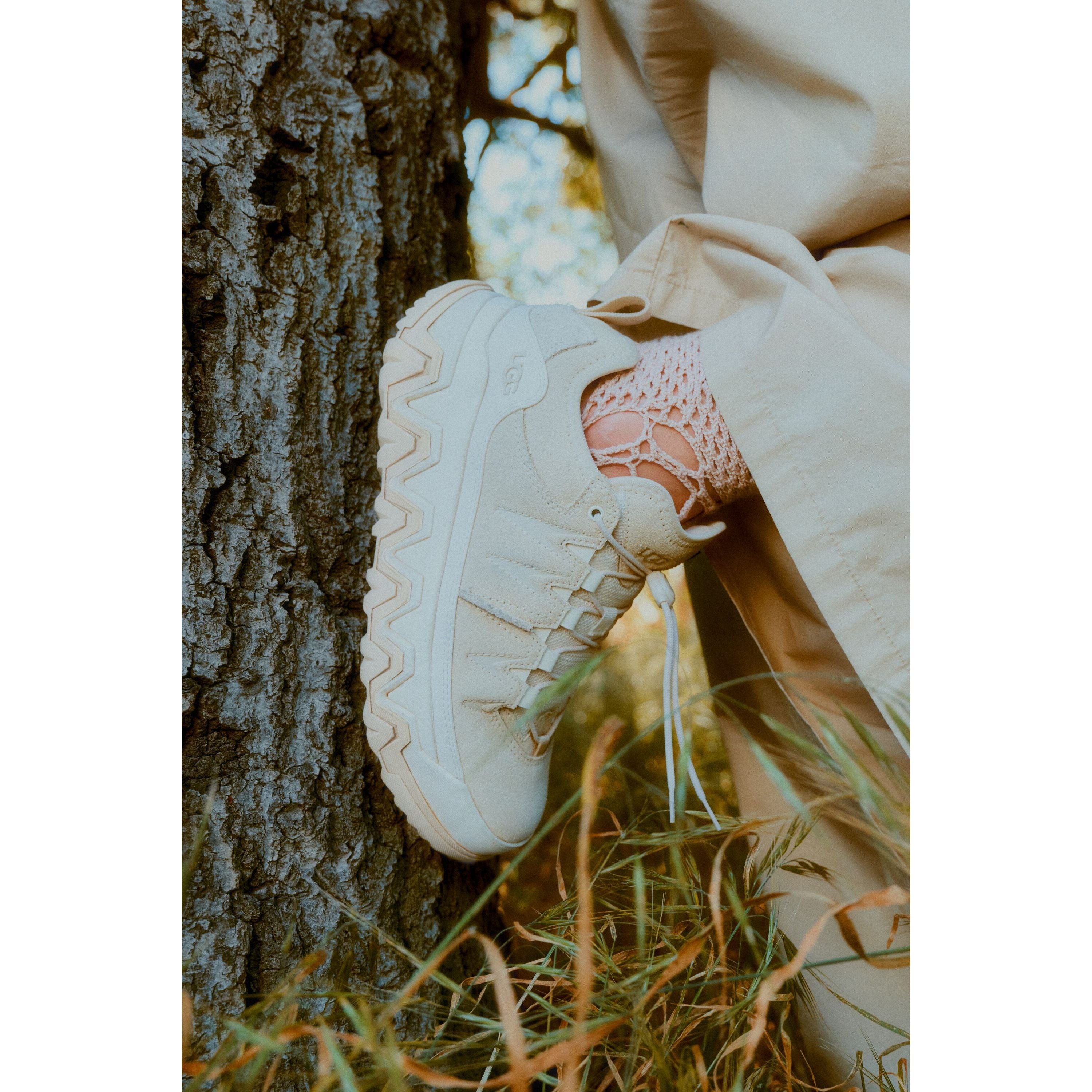 UGG Women's Captrail Low Sneaker - Comfortable Casual Shoes for Walking, Running & Everyday Wear - Perfect for Work, Travel & Outdoor Activities