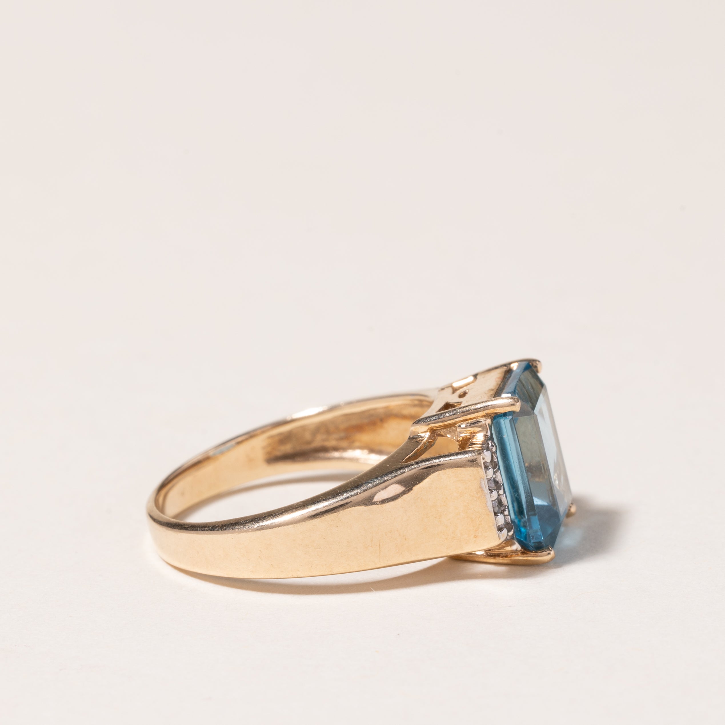 10K Yellow Gold Blue Topaz & Diamond Ring - 3.86ct Topaz & 0.04ctw Diamonds - Size 6.75 - Elegant Birthstone Jewelry for Women - Perfect Gift for Anniversary, Birthday & Special Occasions