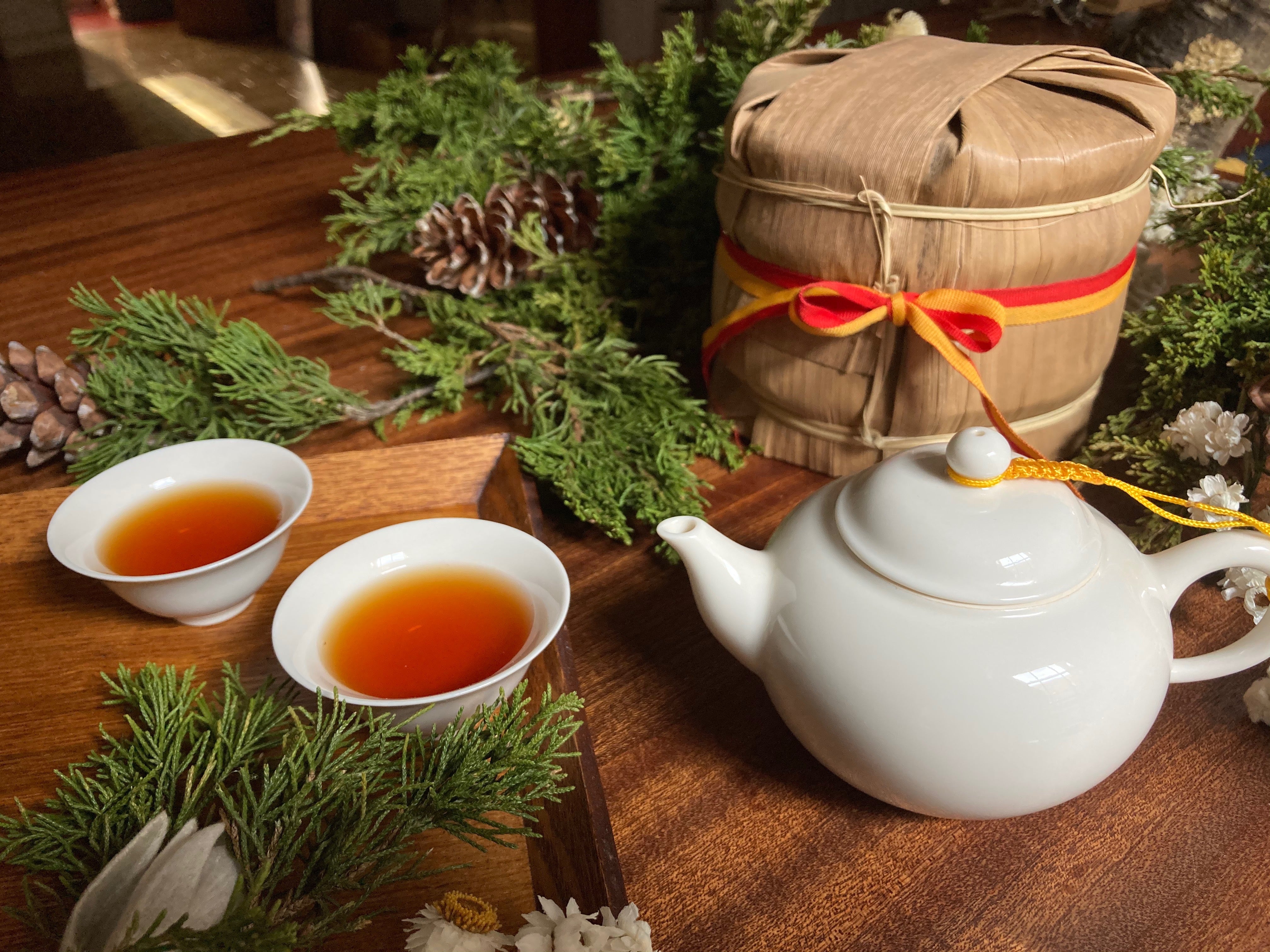 Premium White Porcelain Teapot - 7.5 oz Capacity - Elegant Ceramic Tea Pot for Loose Leaf or Herbal Tea - Perfect for Home, Office, or Gift Giving