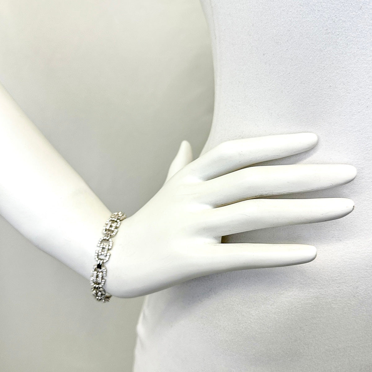 18K White Gold Diamond Bracelet for Women - Elegant & Luxurious Jewelry Gift for Anniversary, Wedding, or Special Occasions