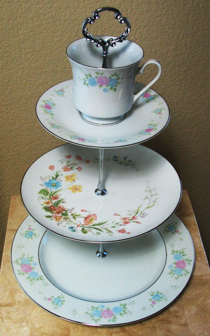 Vintage English Garden Cake Stand for Hors d'Oeuvres & Jewelry Display - Unique Decorative Serving Plate for Tea Parties, Wedding Receptions & Home Decor
