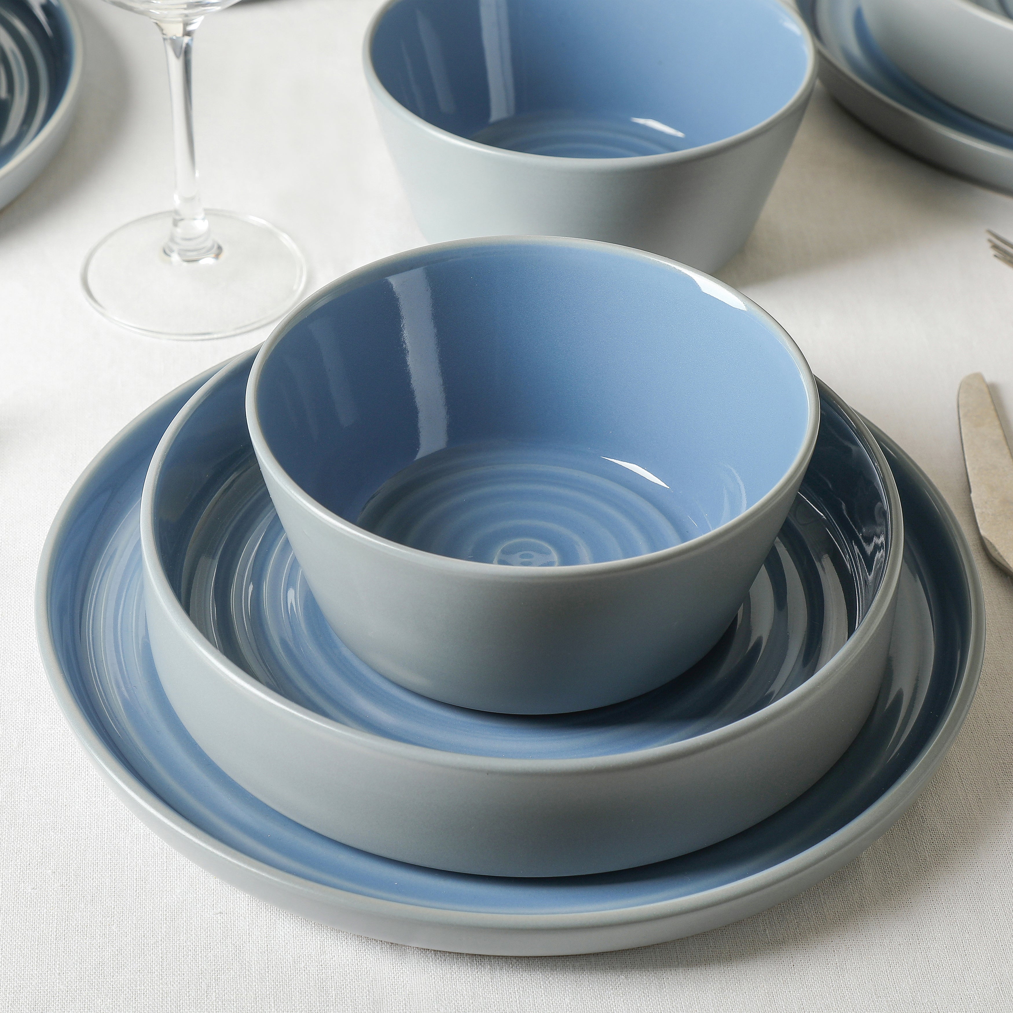 Elica Stoneware Dinnerware Set - 16-Piece Blue and Grey Ceramic Plates, Bowls & Mugs - Durable Stoneware Dinnerware for Everyday Use, Family Meals & Entertaining Guests