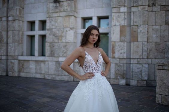Erin Cole Demi Sample Gown - Elegant Wedding Dress for Brides & Formal Events | Perfect for Bridal Showers, Photos Shoots & Special Occasions