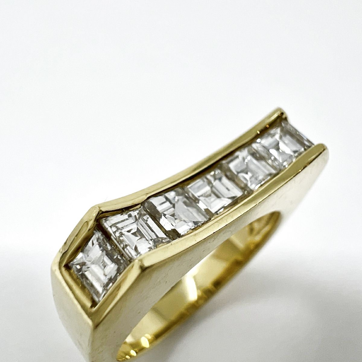 18K Gold Diamond Ring for Women – Elegant Prestige Jewelry for Engagement, Wedding & Special Occasions