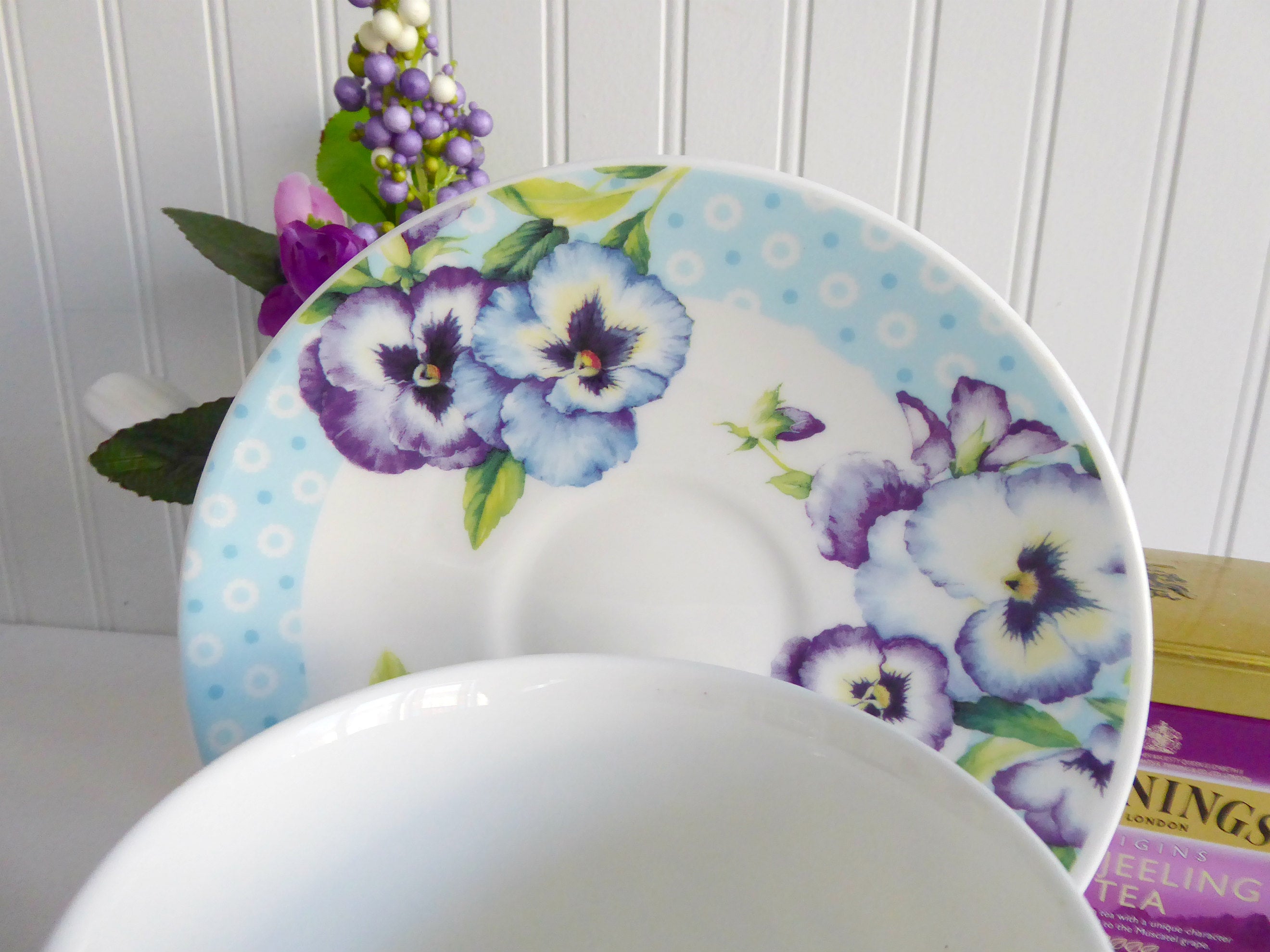 Roy Kirkham Blue Purple Pansies Bone China Breakfast Cup and Saucer Set - Elegant Floral Tea Cup for Morning Coffee, English Tea, or Gift Giving