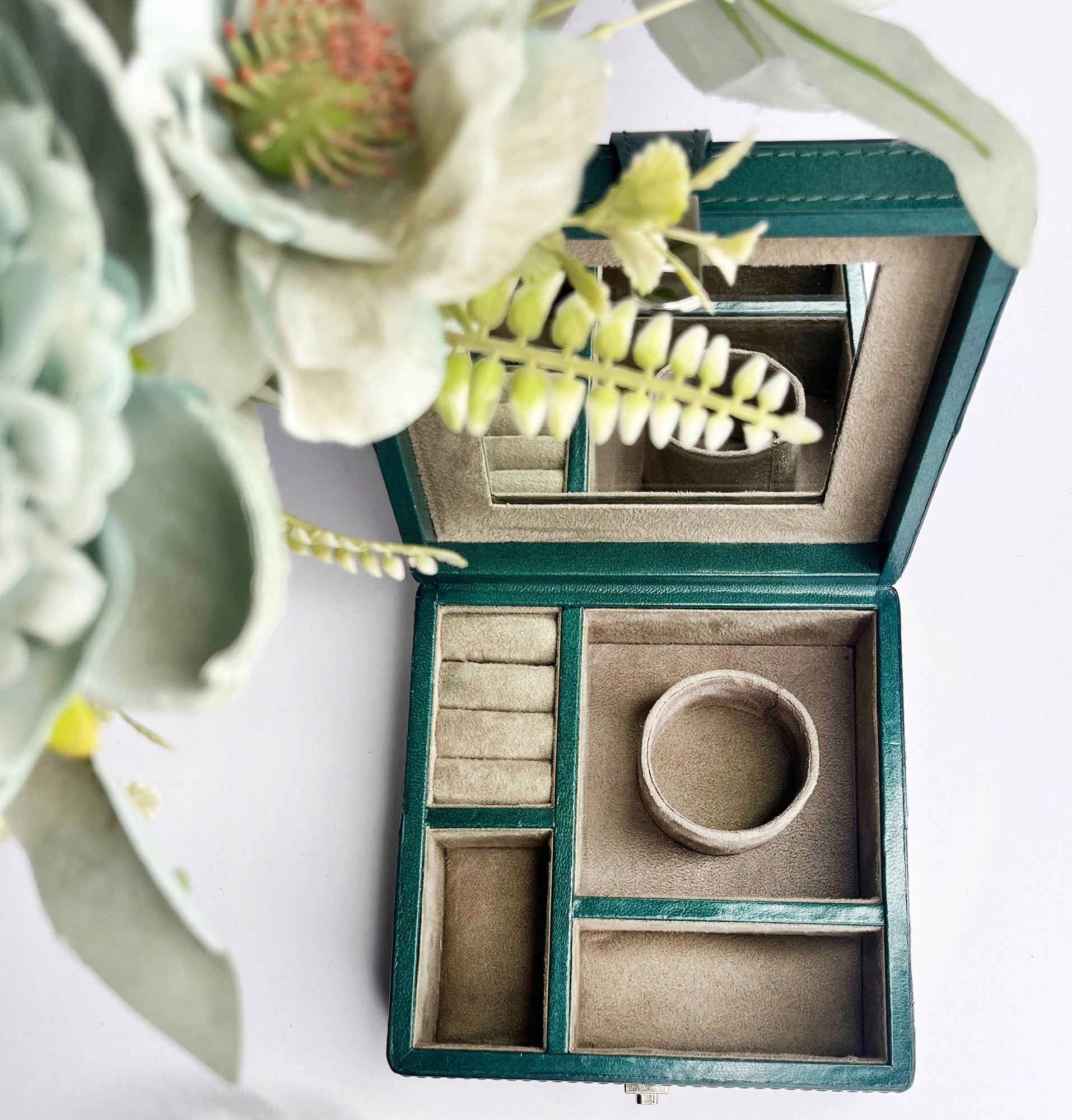 Divine Leather Jewelry Box with Soft Lining - Elegant Green Storage Case for Necklaces, Rings & Earrings - Perfect for Travel, Gifts & Home Organization