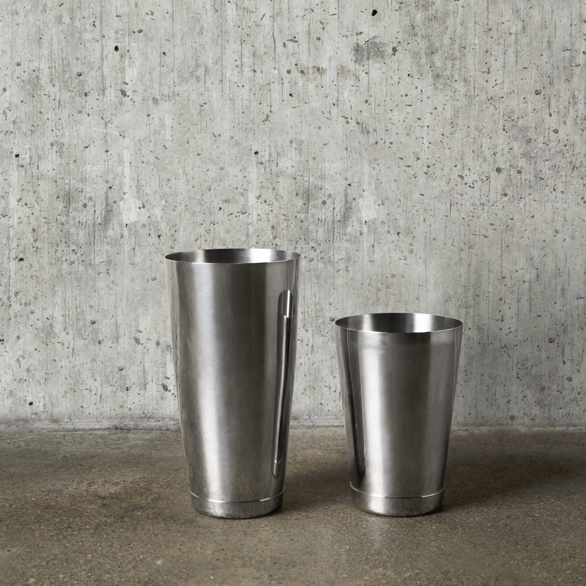 Premium Stainless Steel Cocktail Shaker Tin - Large 28oz Bar Mixing Cup for Professional Bartenders & Home Use - Perfect for Martinis, Margaritas & Whiskey Sours