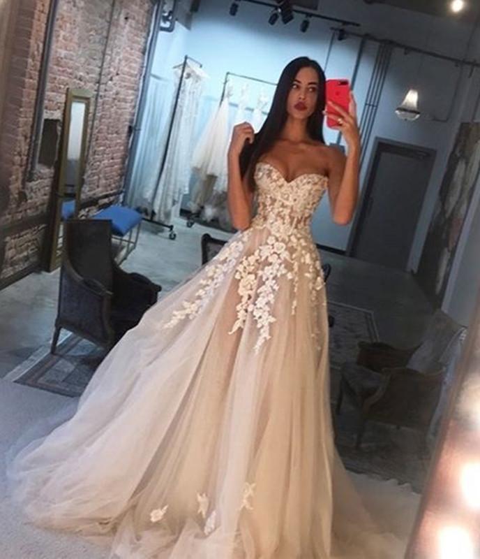 Elegant Lace Embroidery Sweetheart Neckline Corset Wedding Dress with Tulle Skirt - Princess Style Bridal Gown for Church Ceremony, Beach Wedding & Formal Reception
