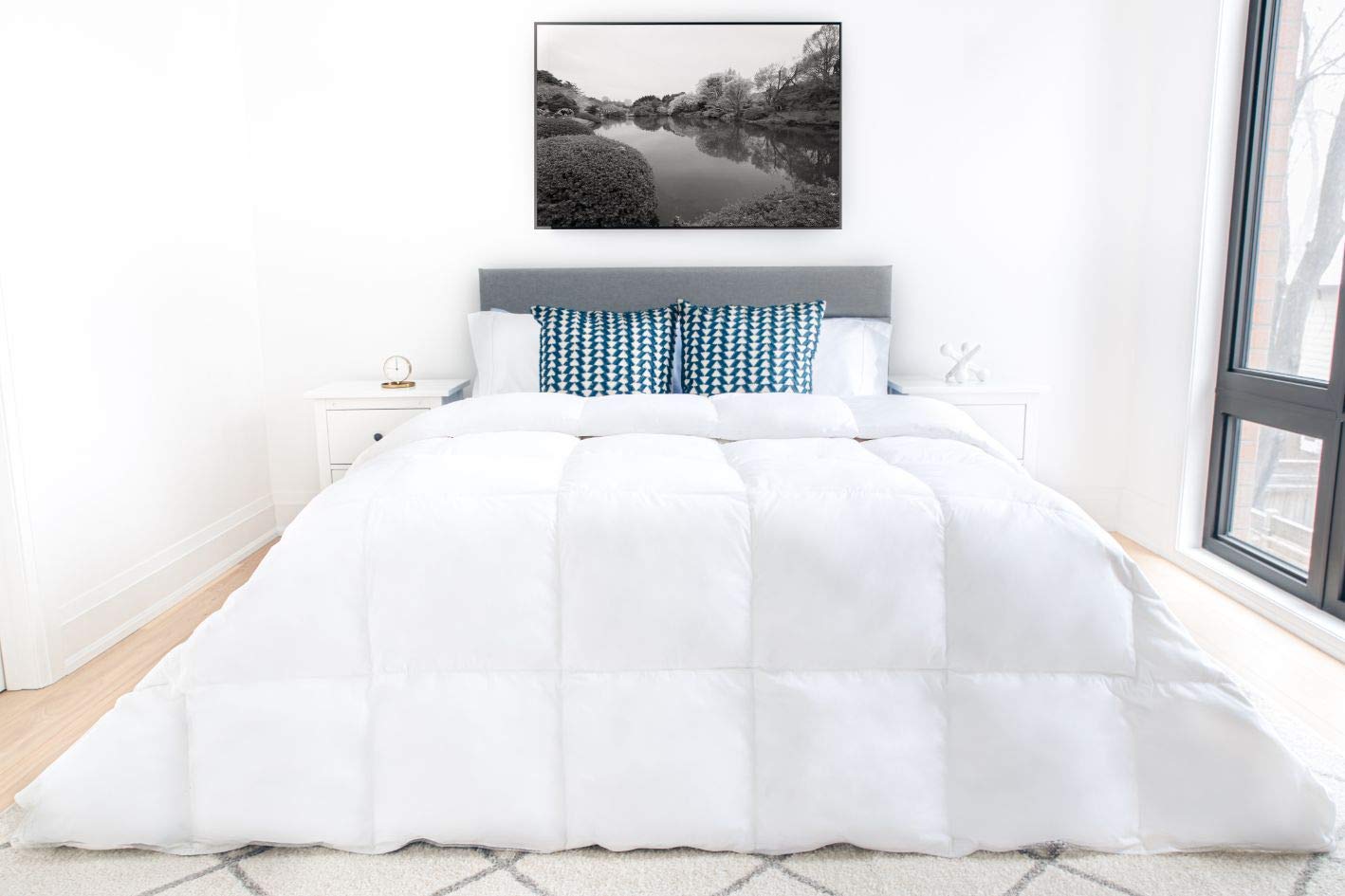 Premium Cordoba White Down Comforter - 550 Fill Power, 233 Thread Count, Corner Ties - Queen Size Down Alternative Duvet Insert for All-Season Comfort | Ideal for Bedroom, Guest Room & Hotel Use