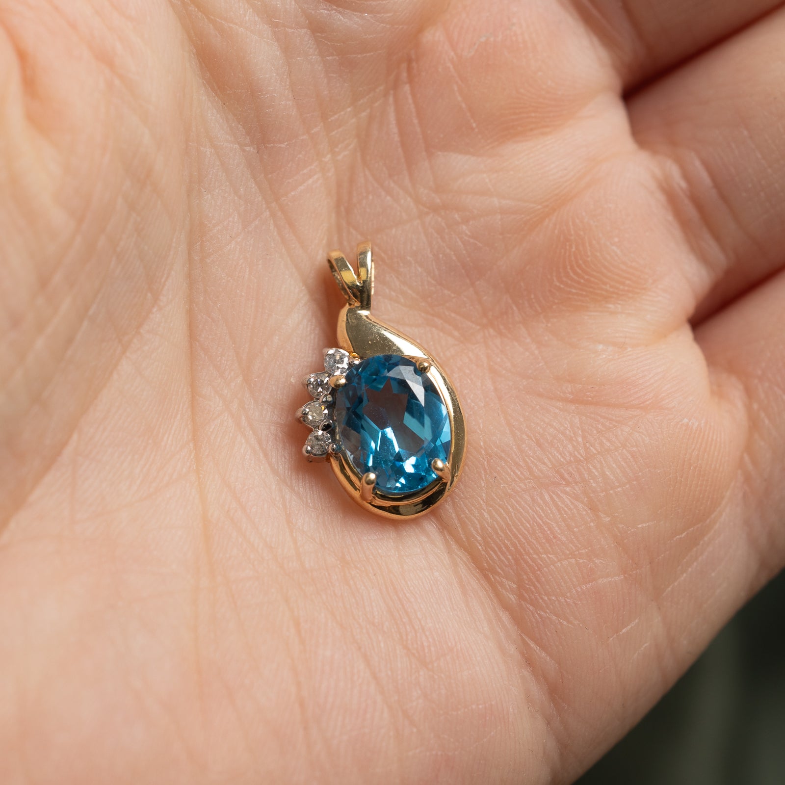 1.86ct Oval Cut Topaz & 0.05ctw Diamond Pendant Necklace - Elegant Blue Gemstone Jewelry for Women - Perfect for Weddings, Anniversaries & Special Occasions